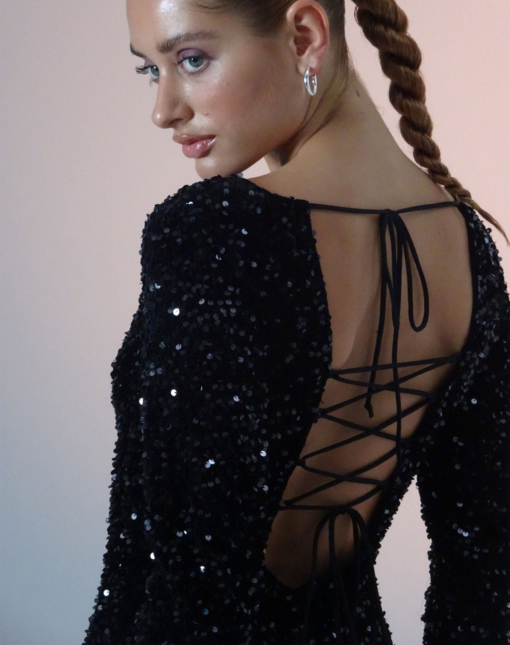 Onaki - Mini robe à manches longues en mini paillettes - Noir