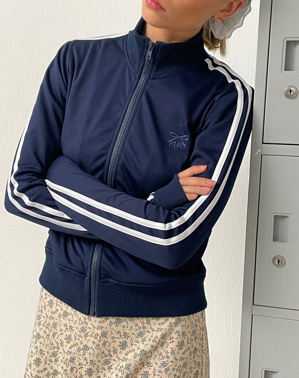 Pull zippé Orion en bleu marine avec rayures blanches et broderie M