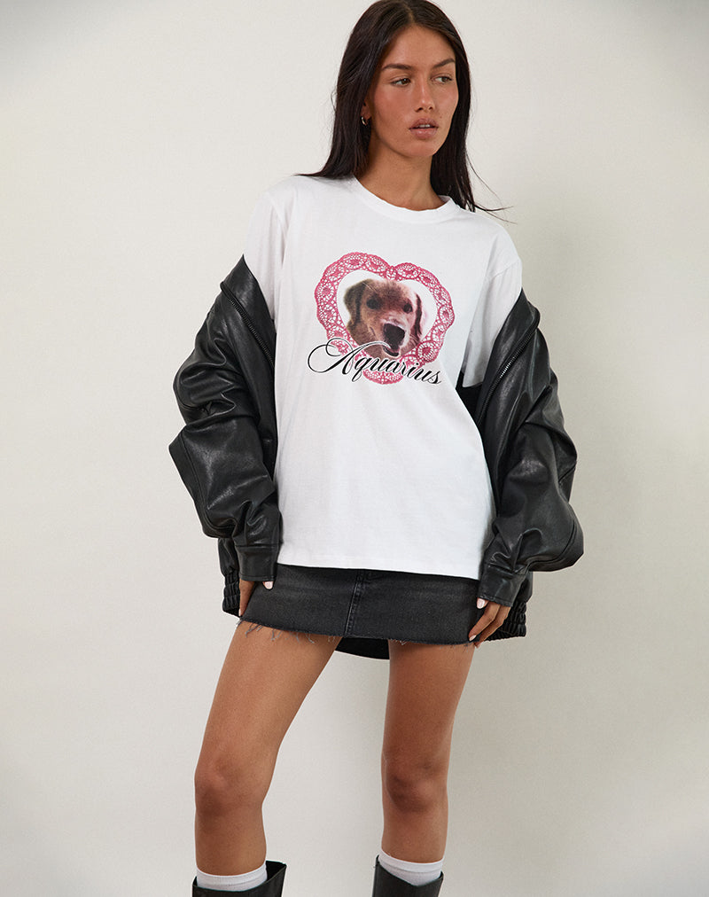 T-shirt basique surdimensionné en blanc avec graphique du chien du Verseau