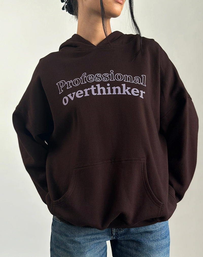 Image du sweat à capuche surdimensionné en chocolat amer avec impression Overthinker