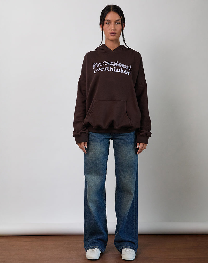 Image du sweat à capuche surdimensionné en chocolat amer avec impression Overthinker