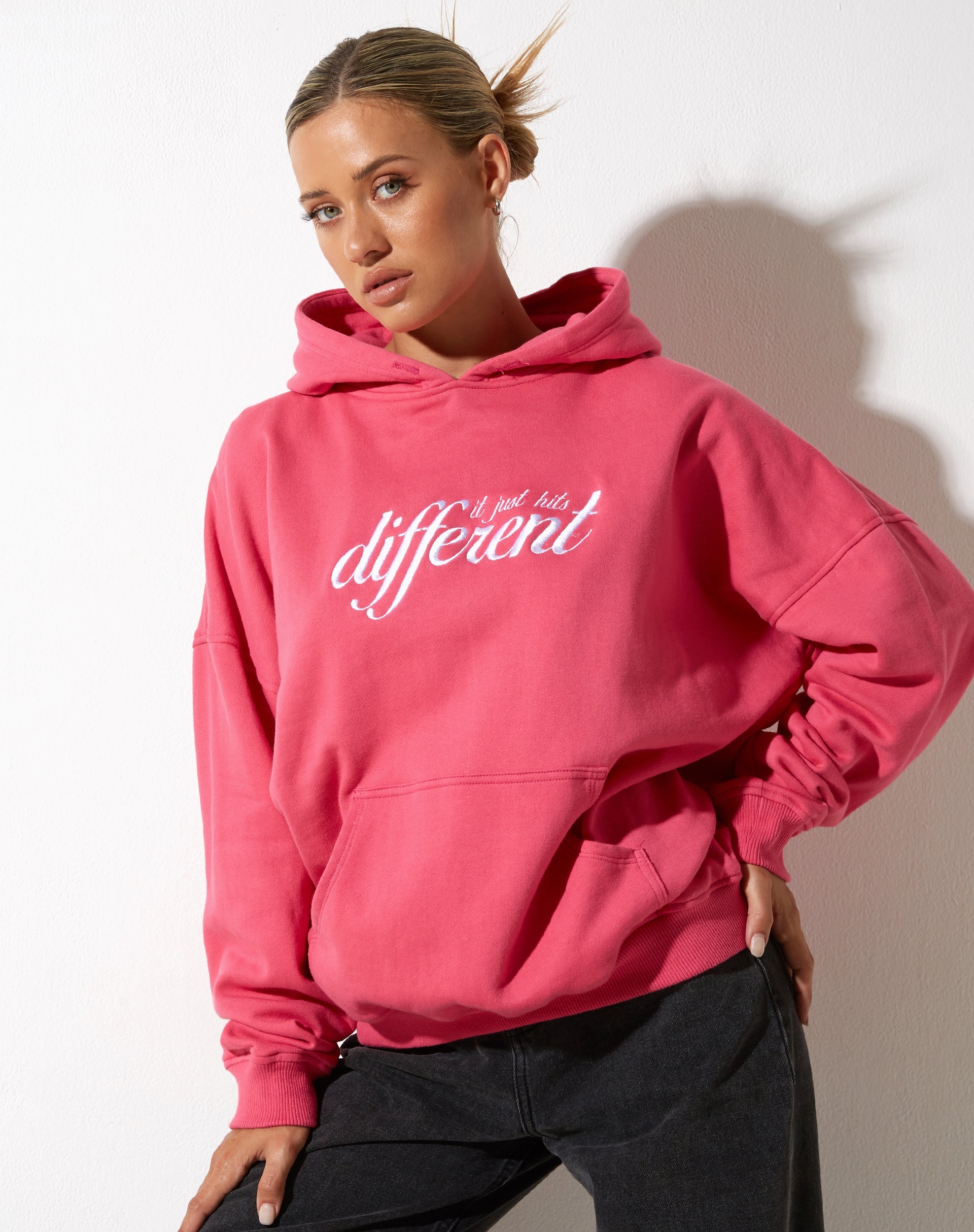 Image de Sweat à capuche surdimensionné en rose Fandango avec broderie "Different