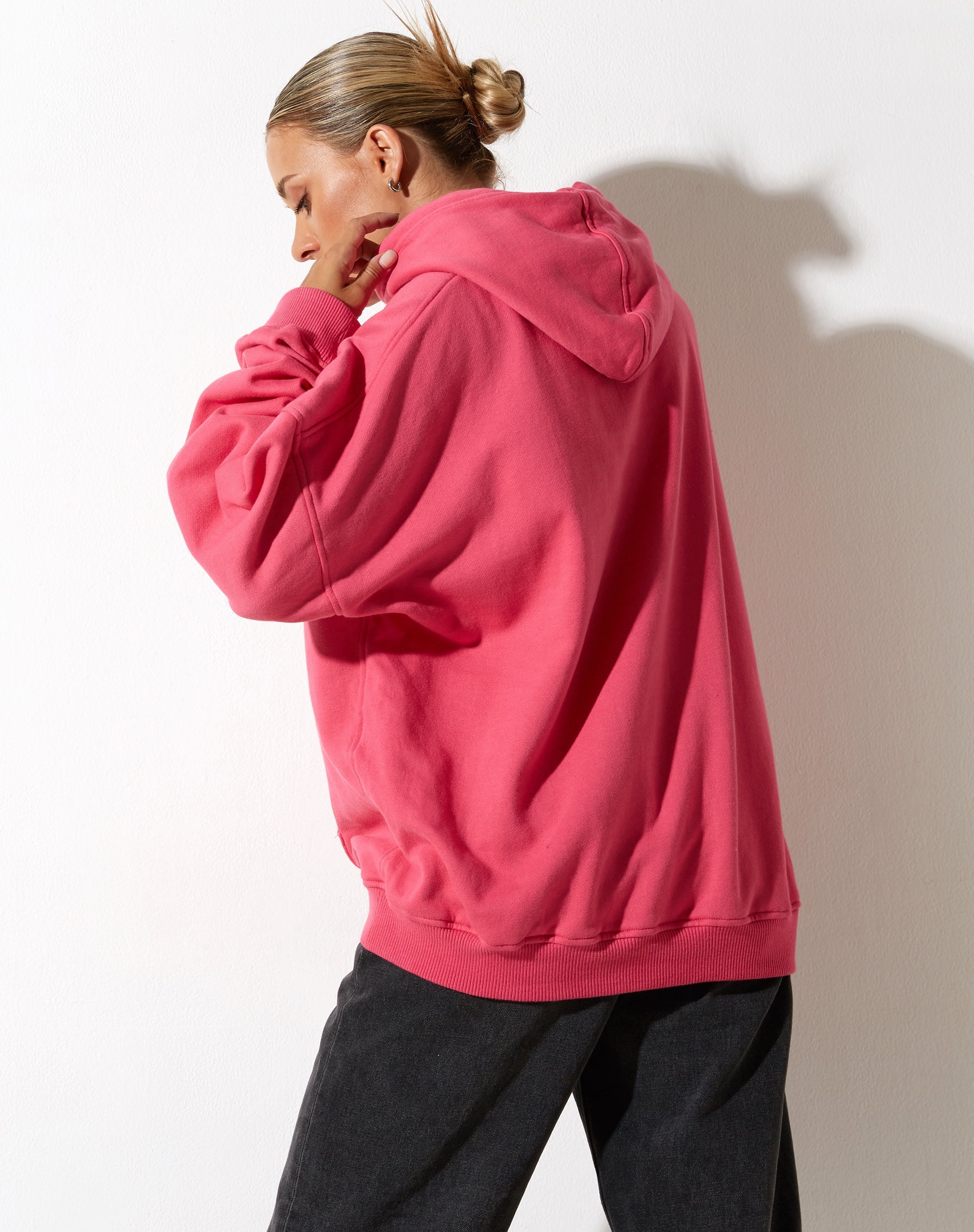 Image de Sweat à capuche surdimensionné en rose Fandango avec broderie "Different