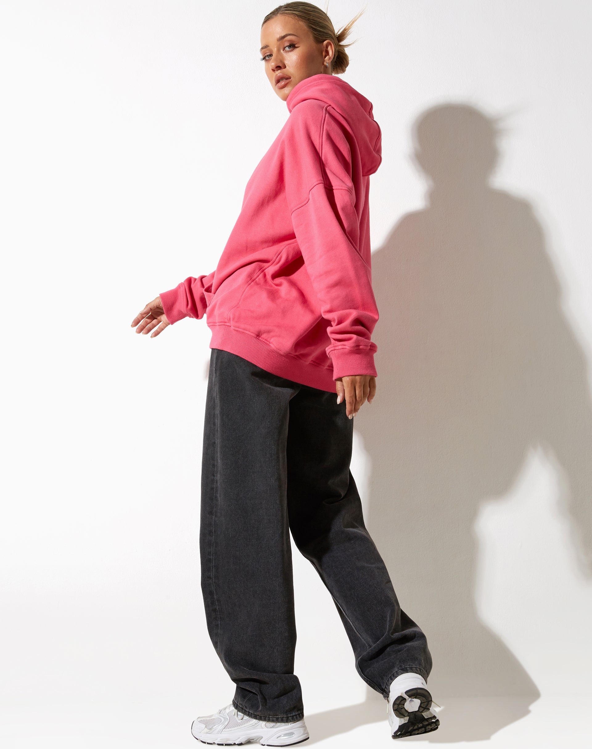 Image de Sweat à capuche surdimensionné en rose Fandango avec broderie "Different