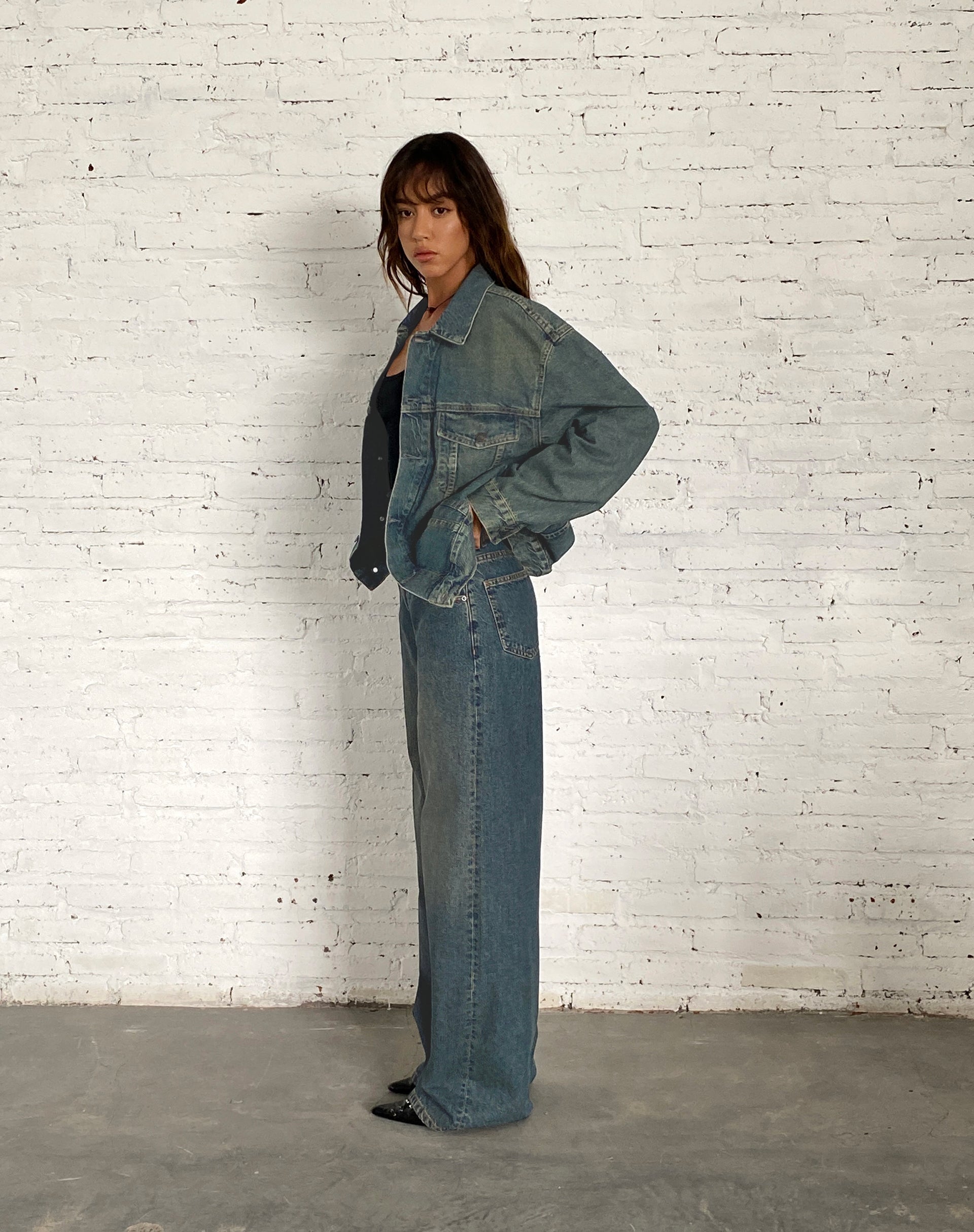 Image de la veste en jean surdimensionnée en brun bleu acide