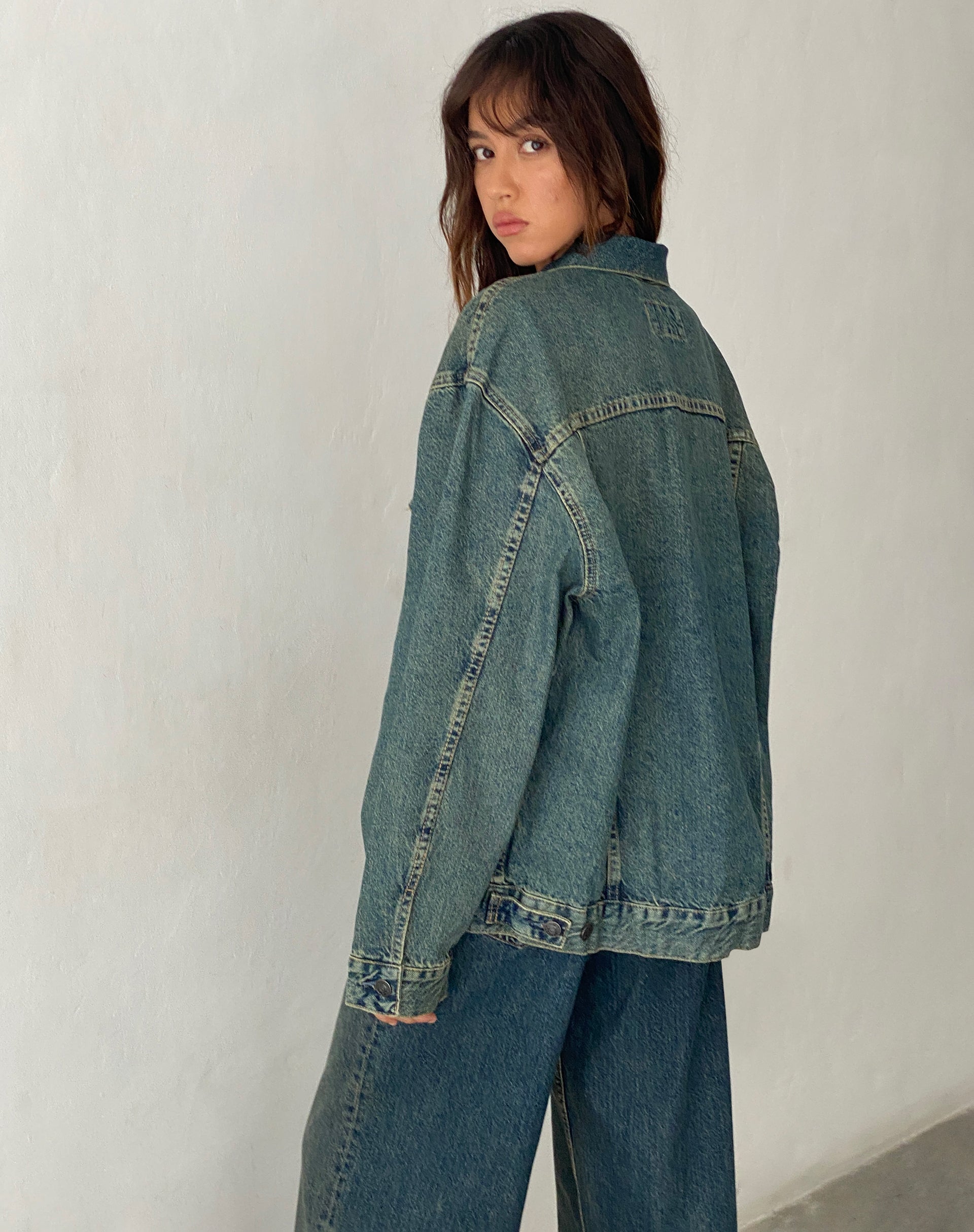 Image de la veste en jean surdimensionnée en brun bleu acide