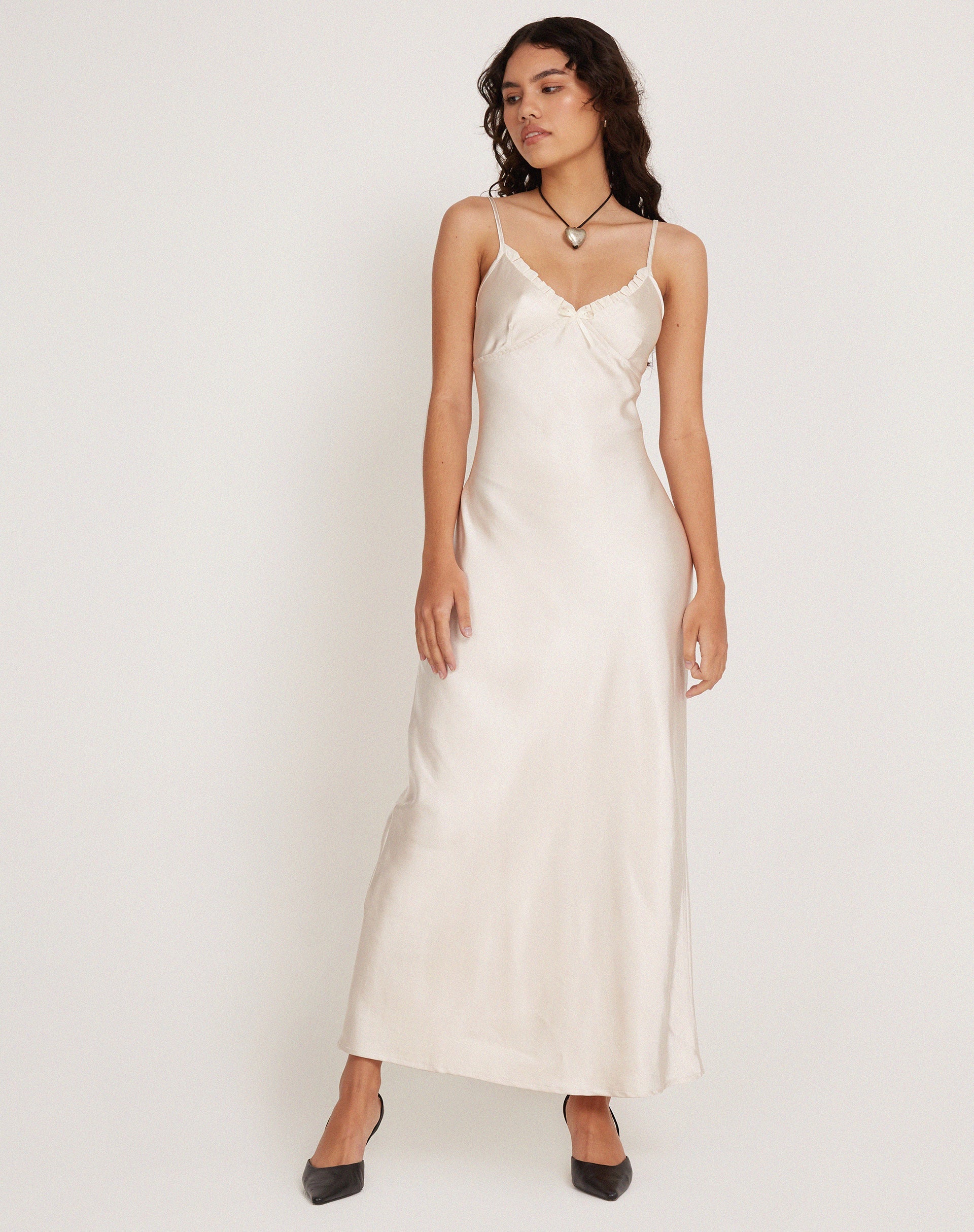 Image de la robe midi Padil en satin ivoire perlé