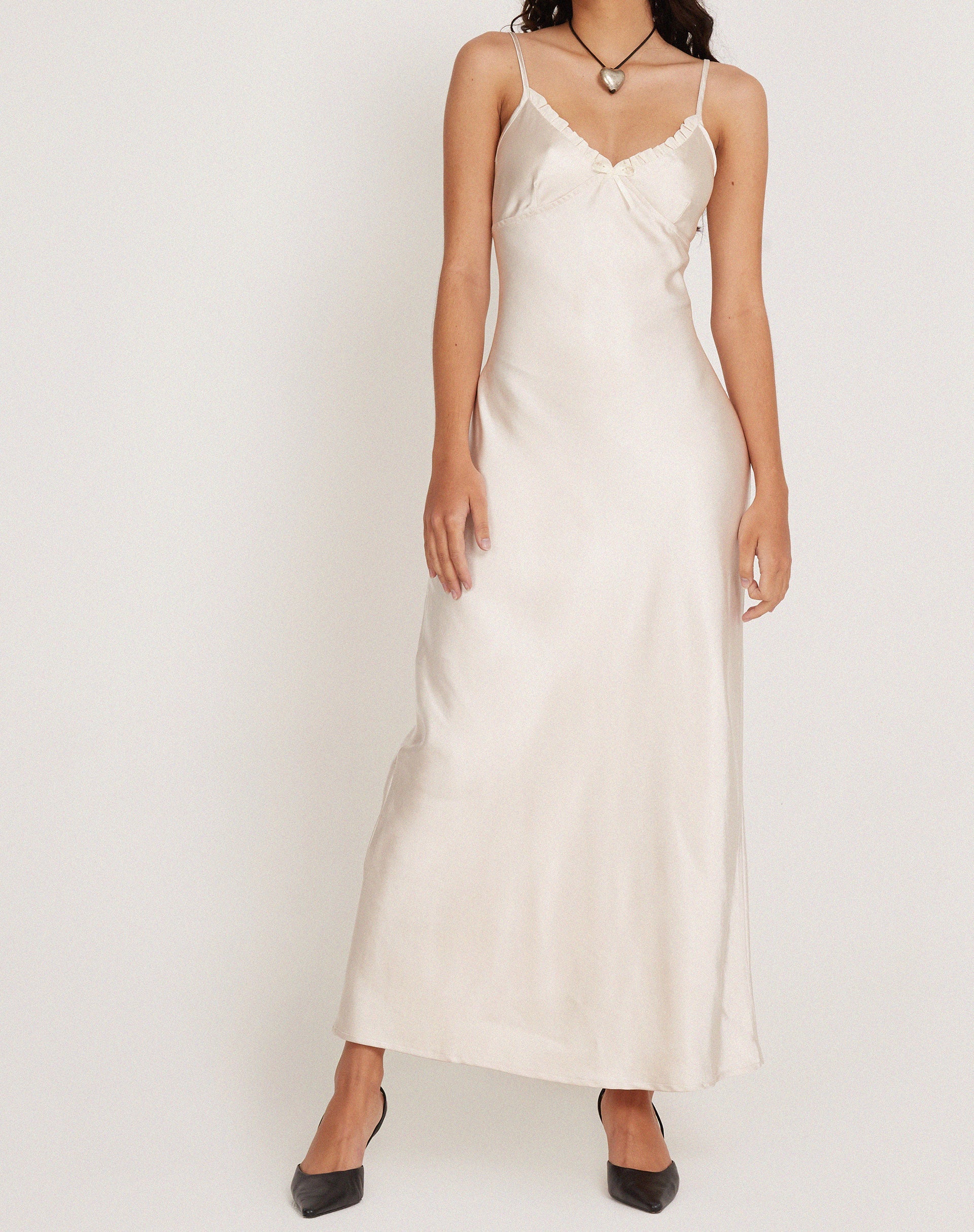 Image de la robe midi Padil en satin ivoire perlé