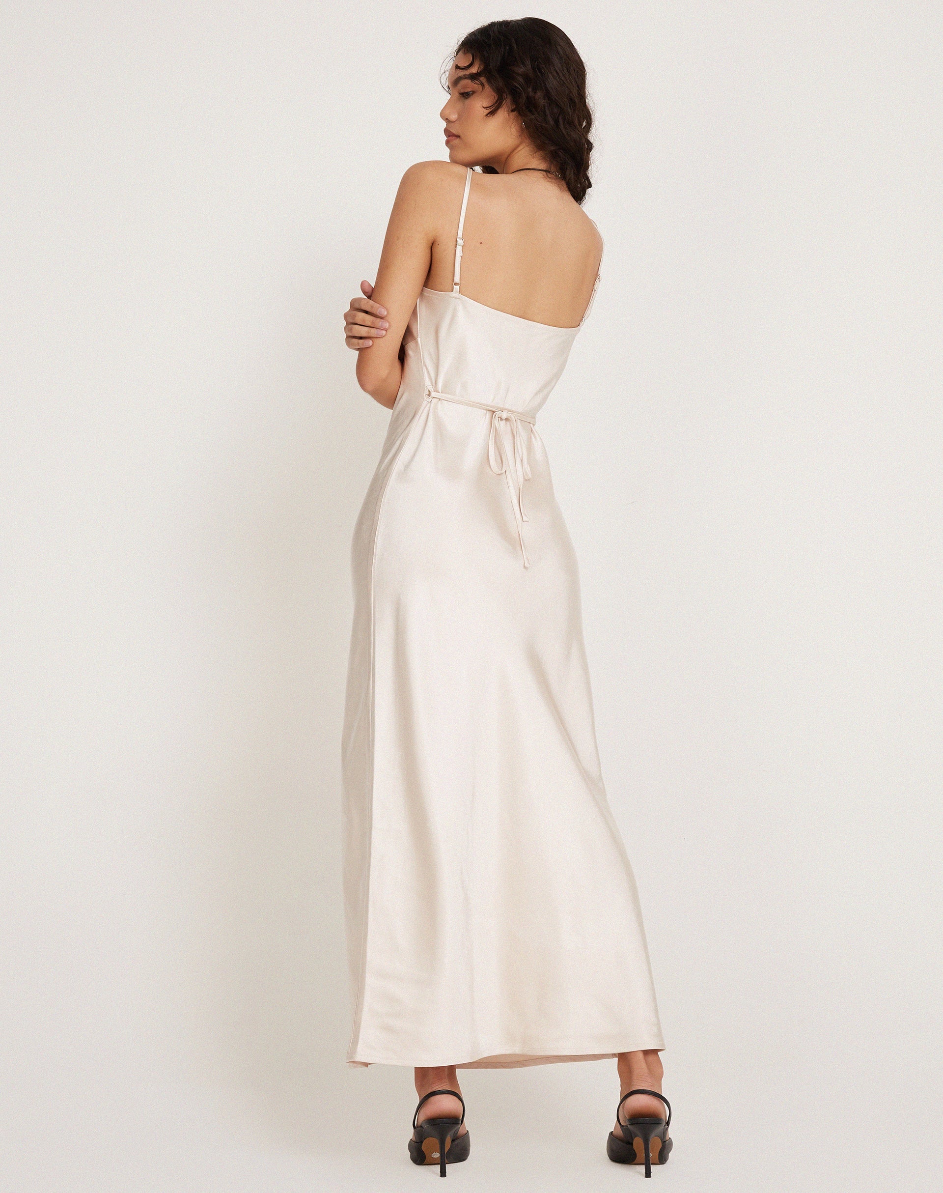 Image de la robe midi Padil en satin ivoire perlé