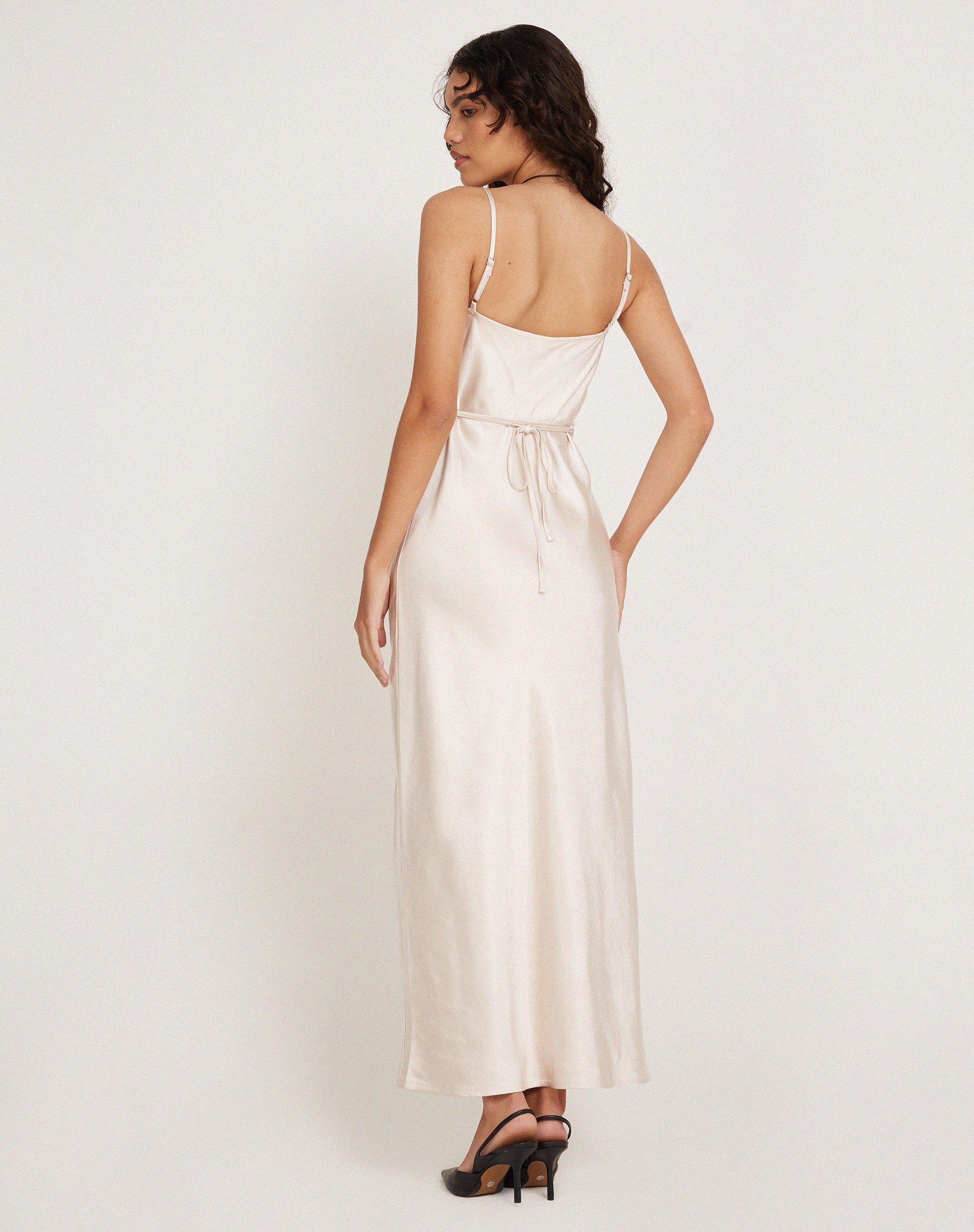 Image de la robe midi Padil en satin ivoire perlé