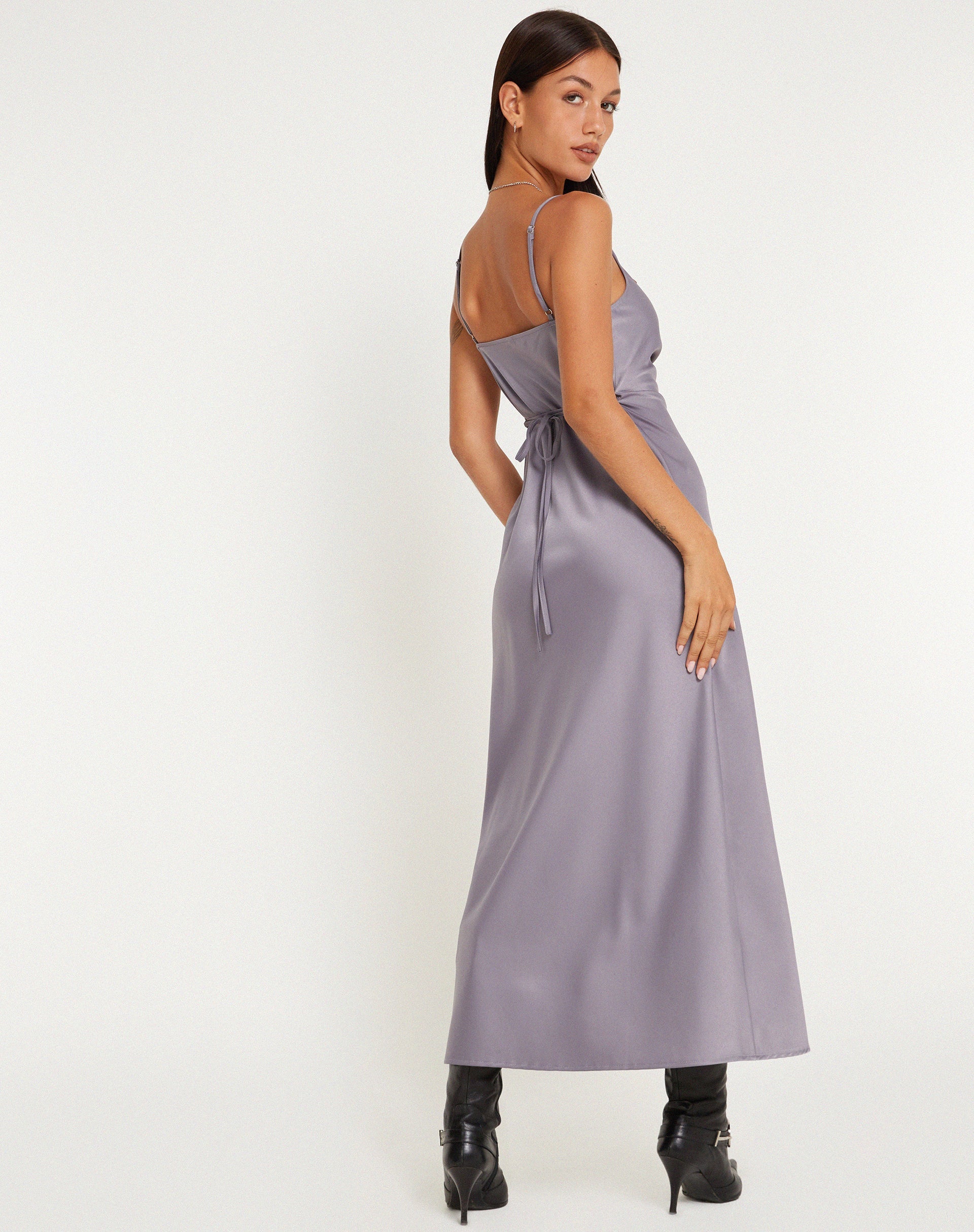 IMAGE de la robe midaxi Palasha en satin Grey Ridge