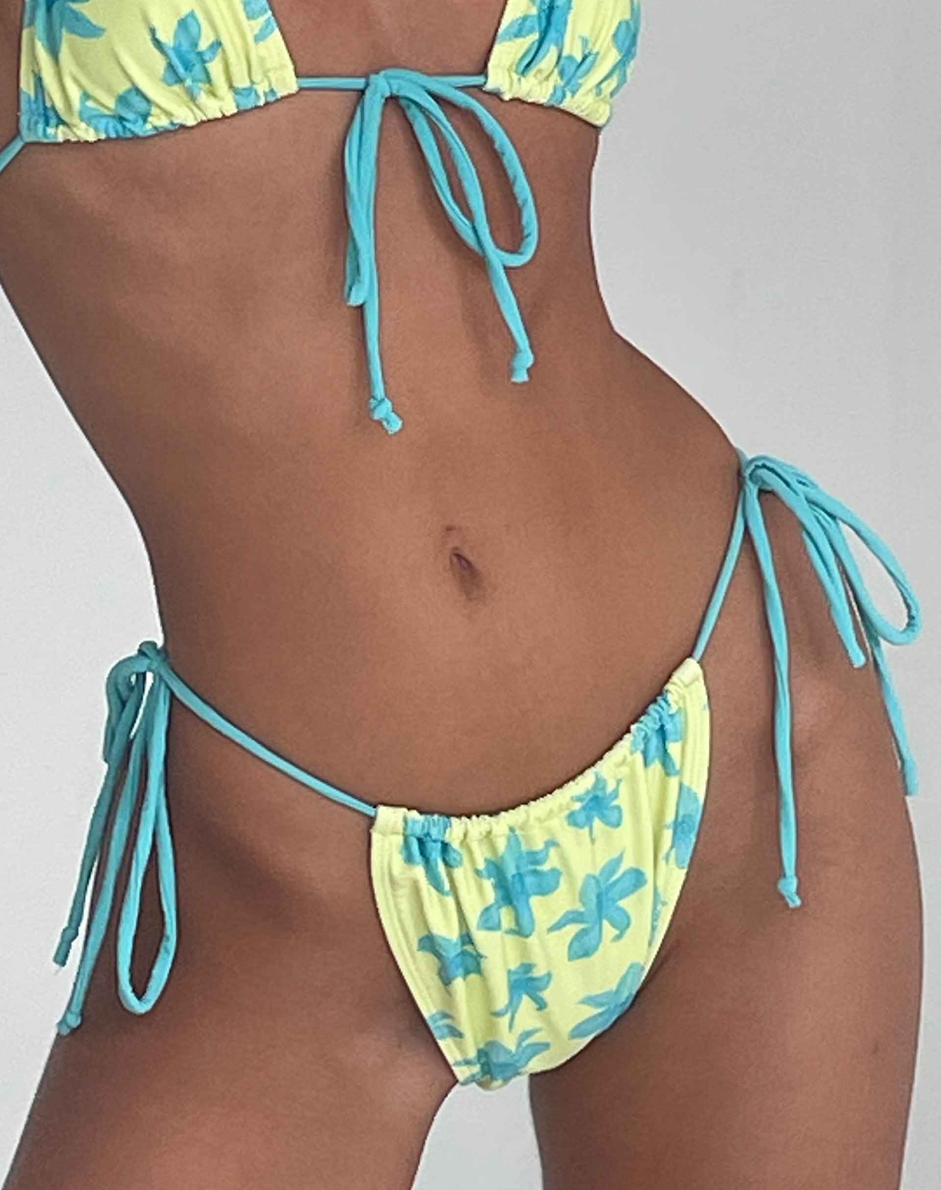 Image de Leyna Bikini Bottom in Yellow Painted Flower (Bas de bikini en fleurs peintes jaunes)
