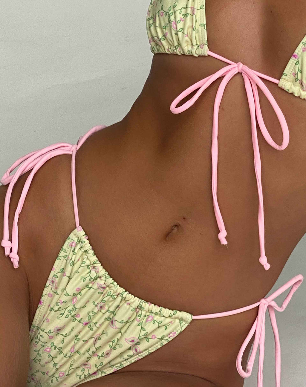 Bas de bikini Leyna en jaune pâtissier avec bordures roses