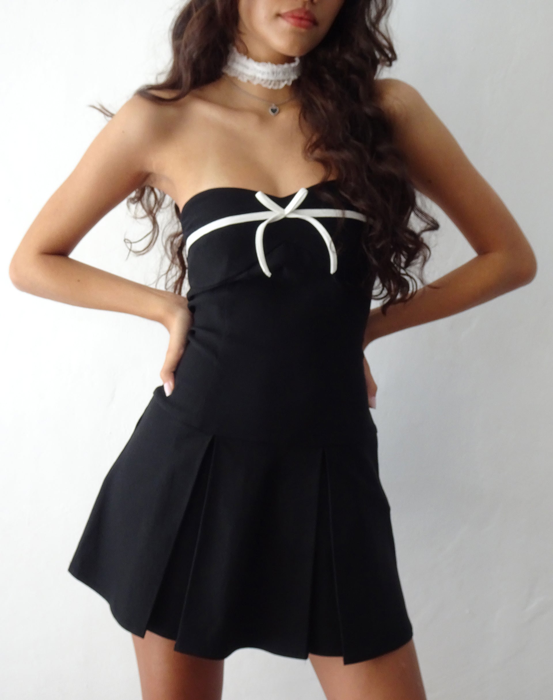 Image de Panolia Mini robe avec nœud sur le devant en tailleur noir