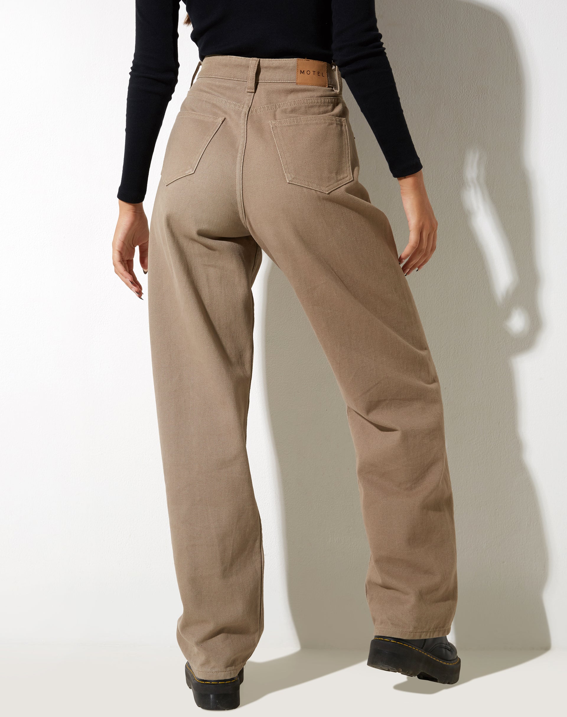 Image de la paire de jeans Parallel en olive brûlé