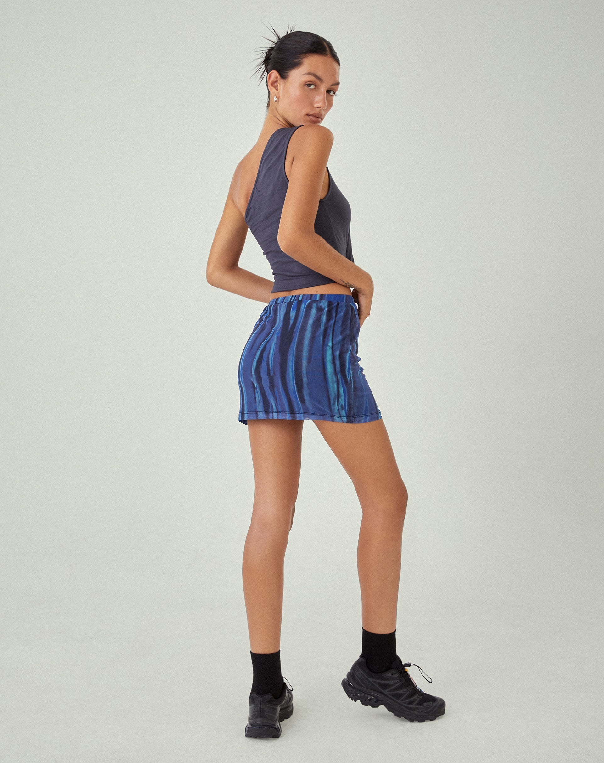 Image de la mini-jupe Pelma de MOTEL X JACQUIE en Colour Bleed Blue