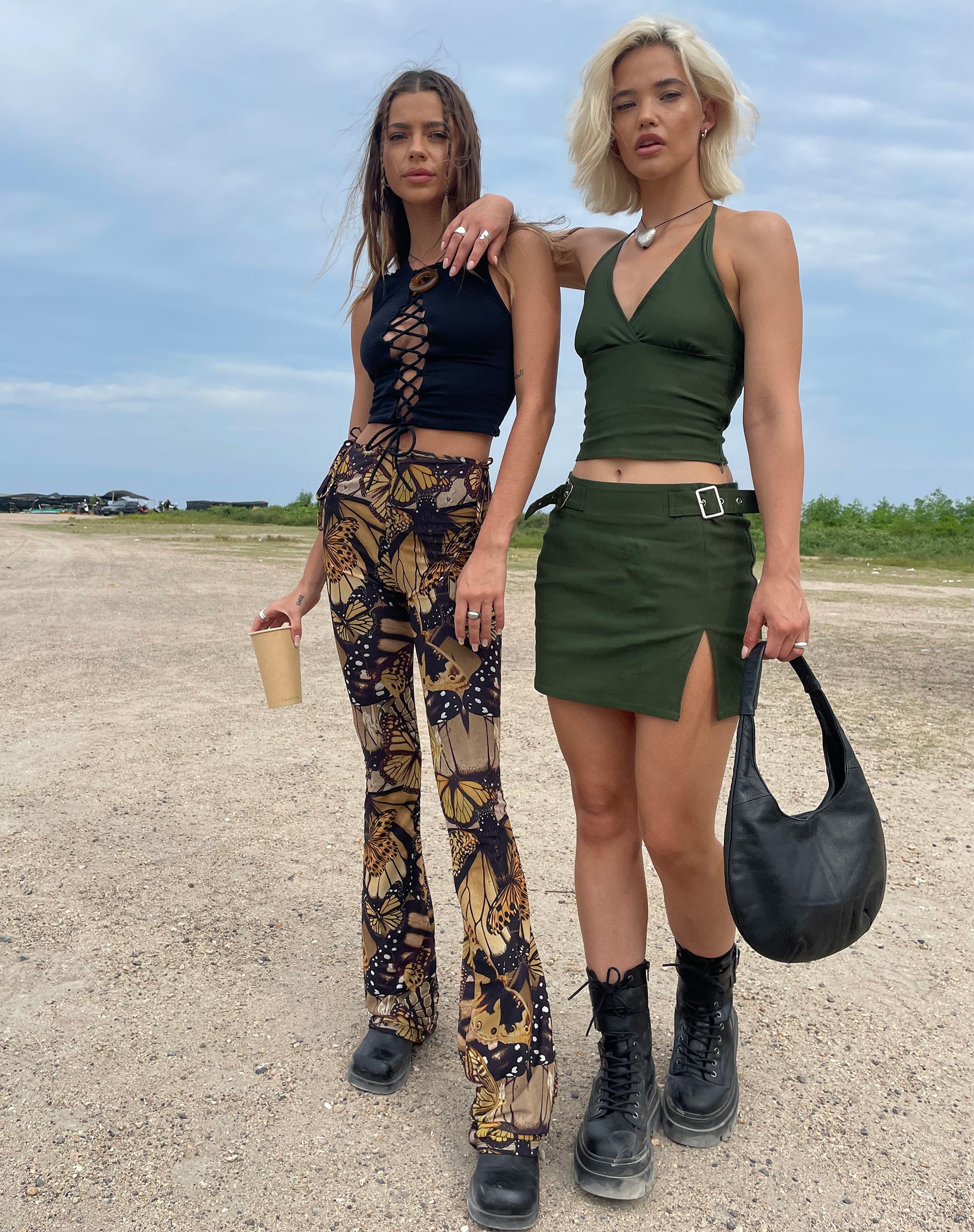 Image du pantalon évasé Mileri en or papillon