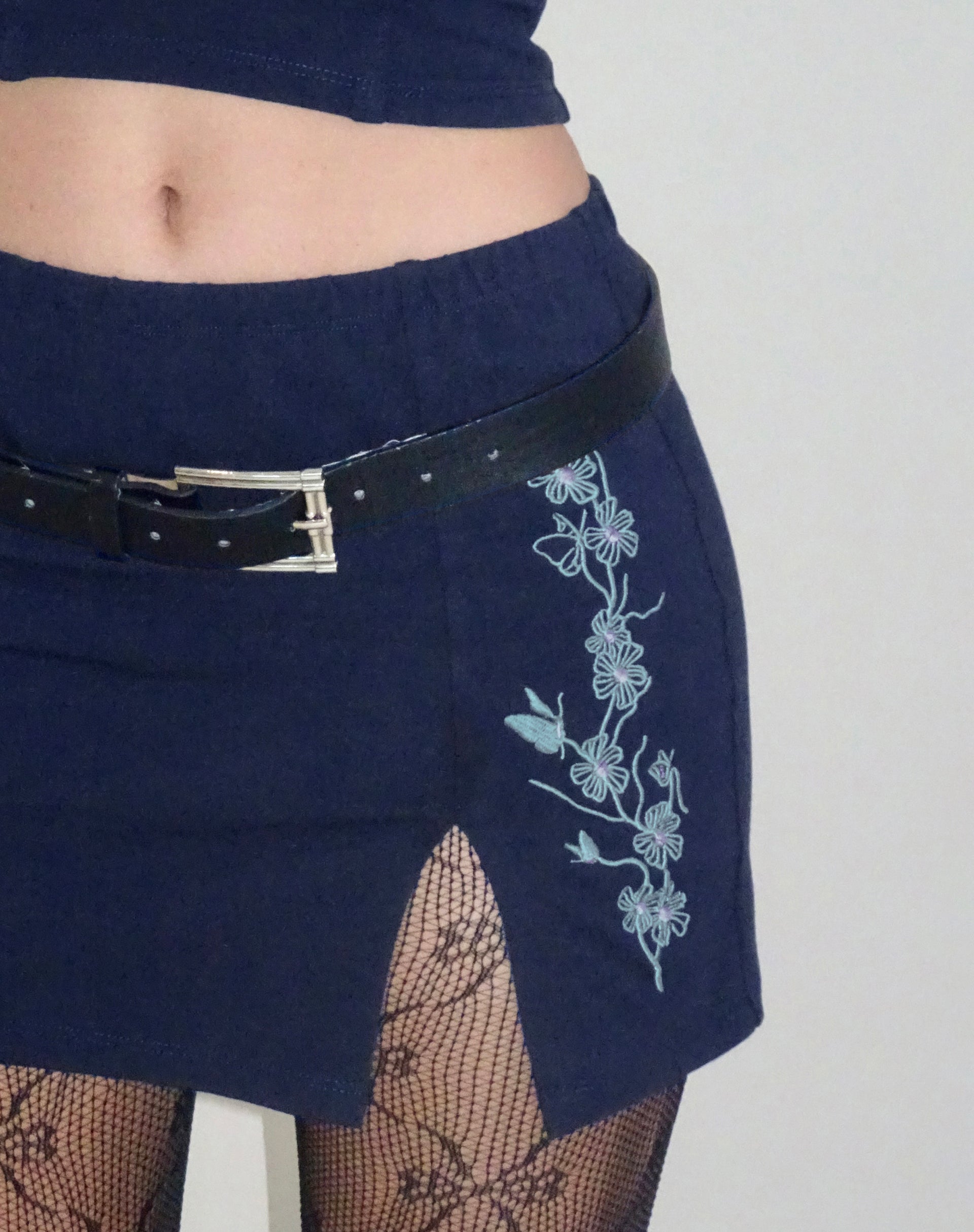 Image de Lael Mini jupe en Navy Flower Butterfly Emb