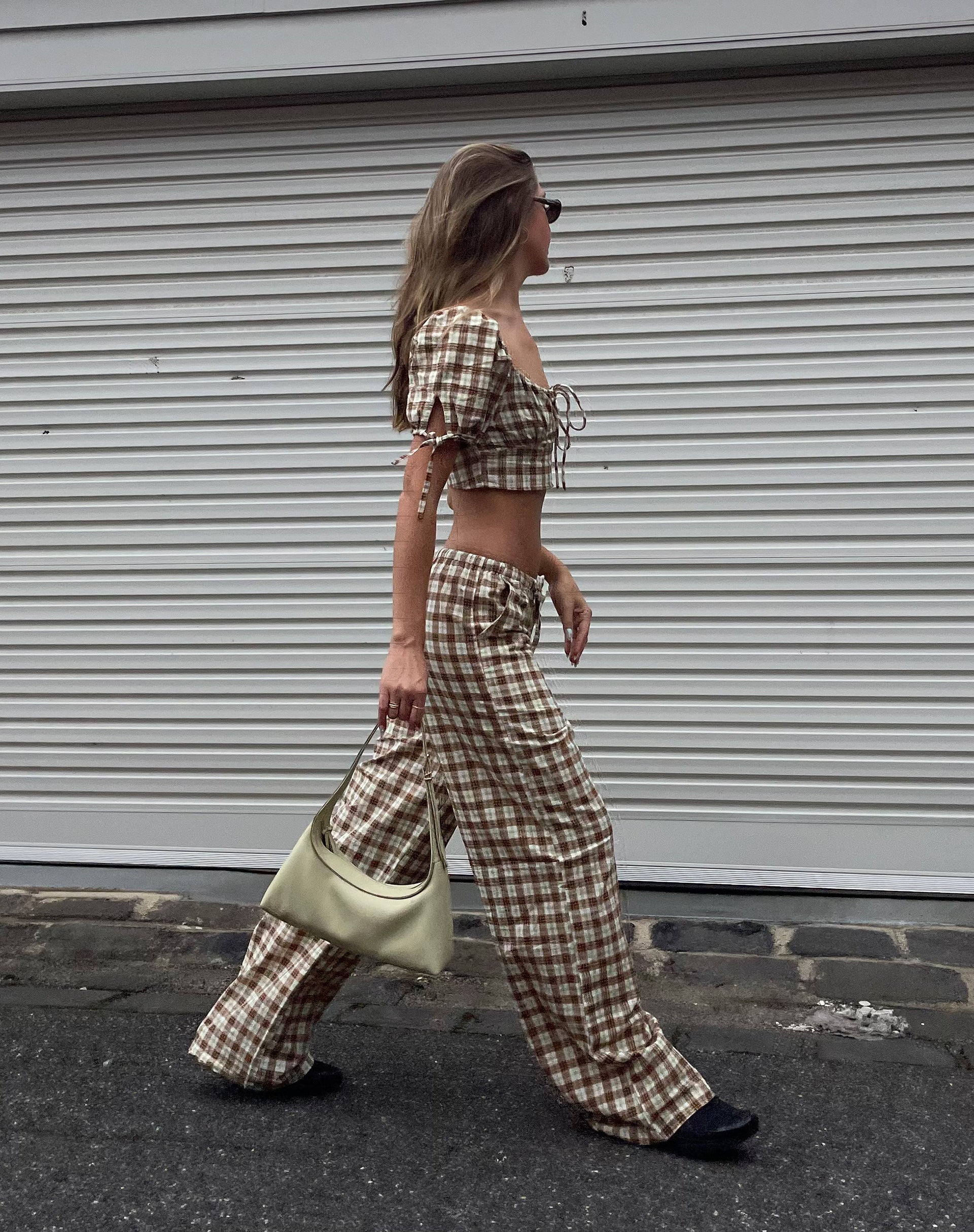 Image de MOTEL X JACQUIE Pantalon large Lirura à carreaux jaunes et bruns