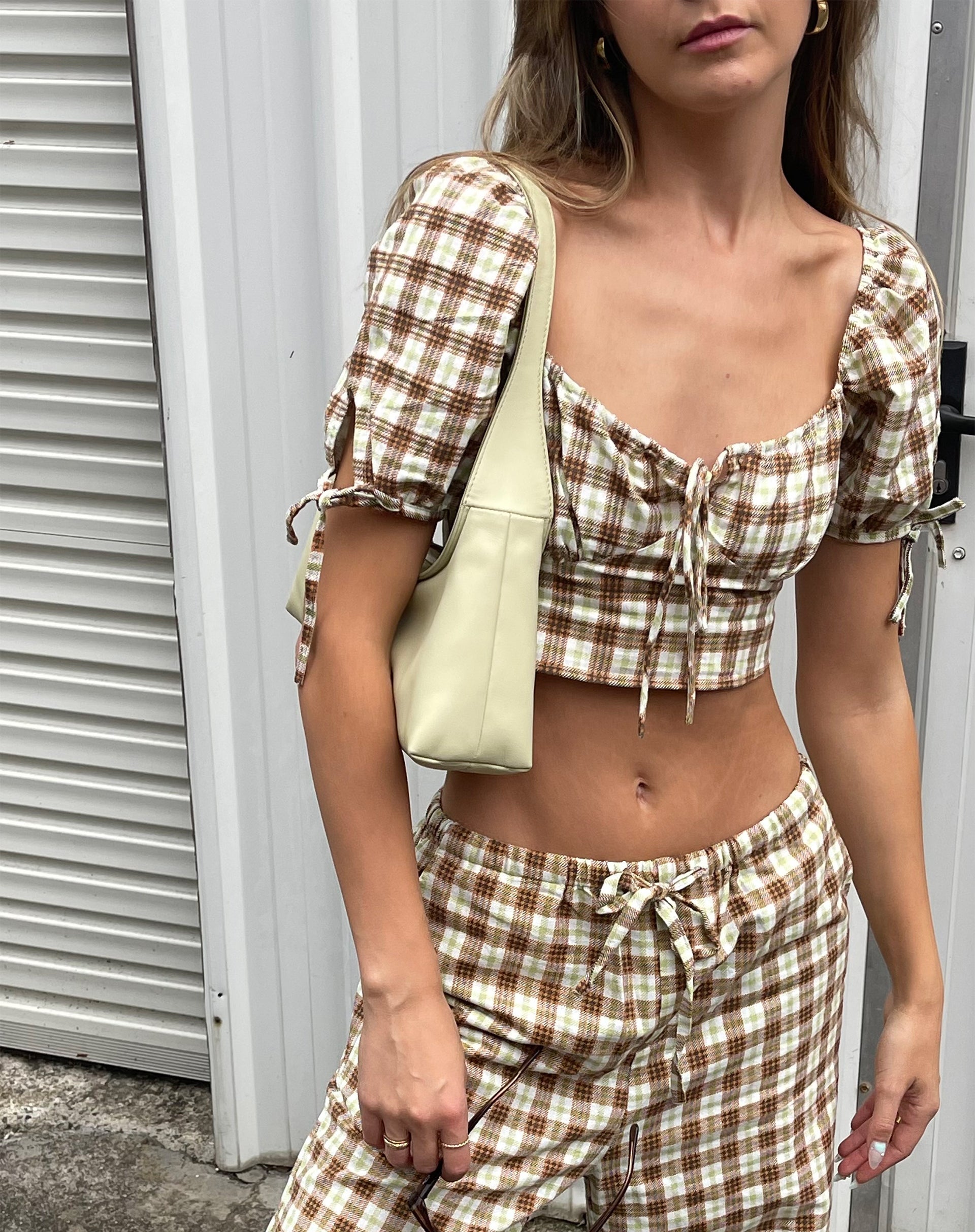 Image de MOTEL X JACQUIE Auri Crop Top in Yellow Brown Check