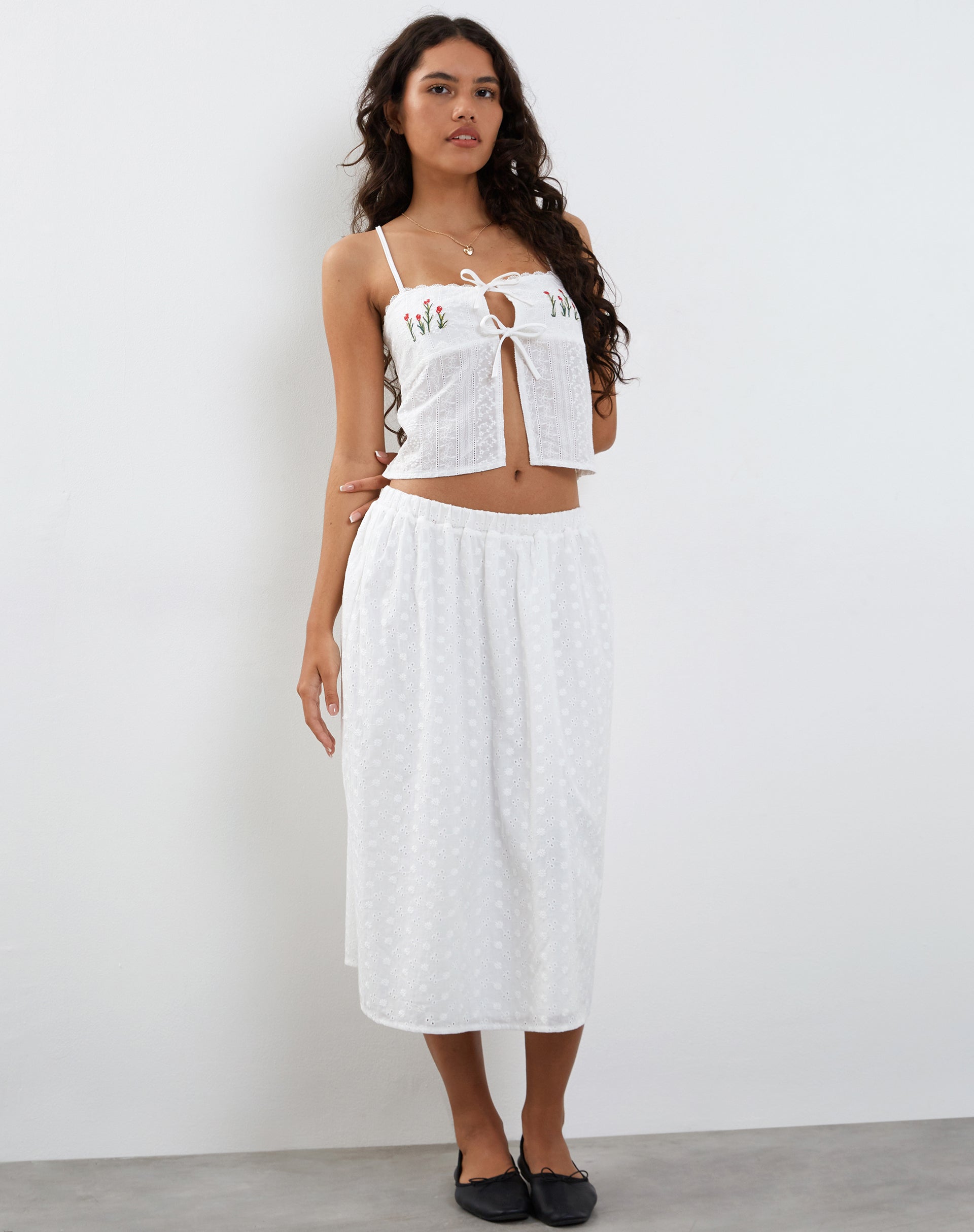 Image de la jupe midi Rusma en broderie blanche