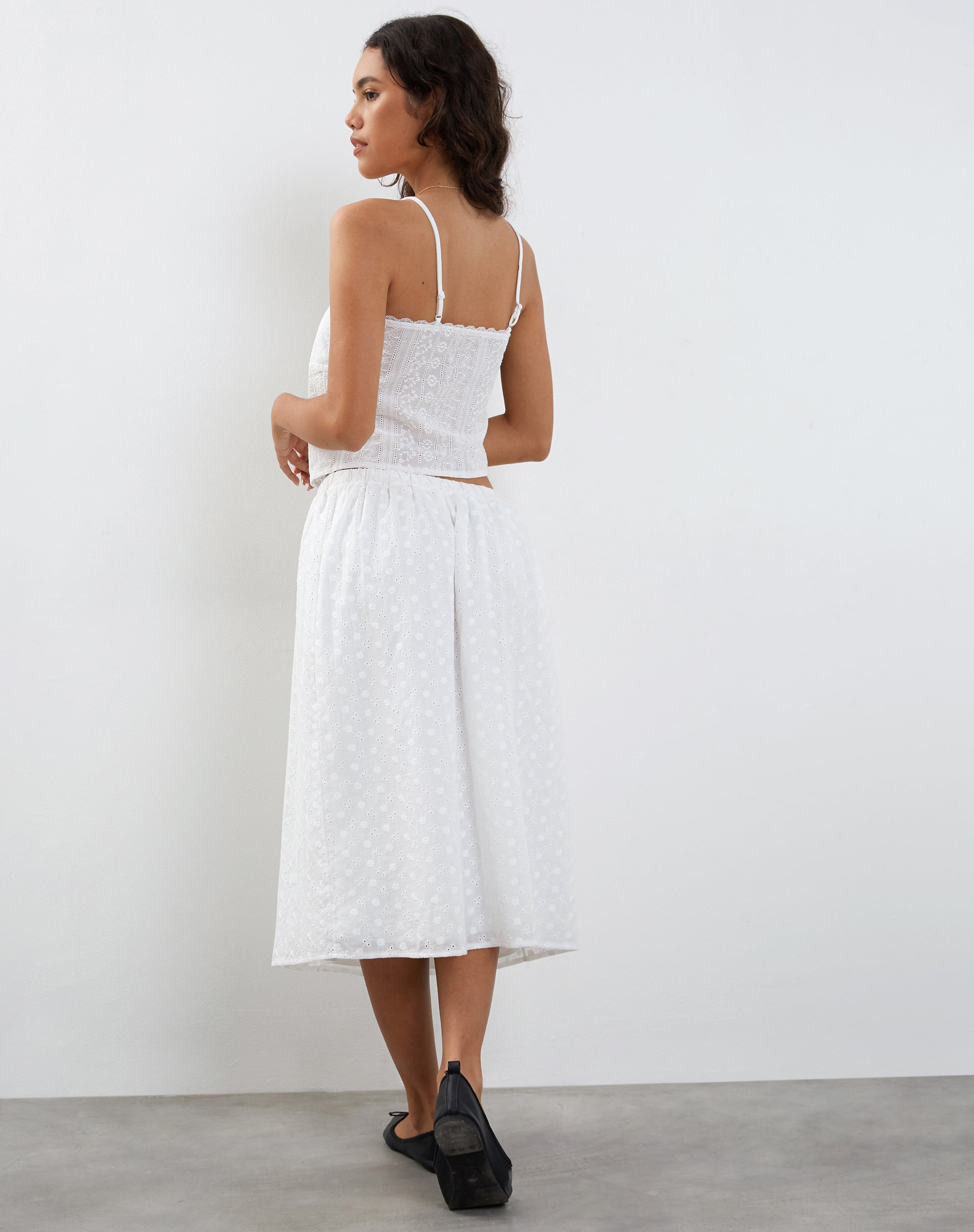 Image de la jupe midi Rusma en broderie blanche