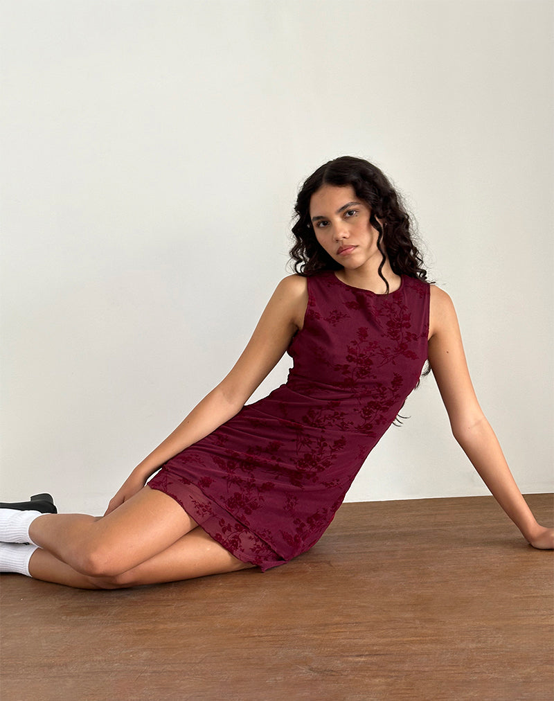 Renata Mini Dress in Flocked Botanical Flower Maroon (Mini robe Renata en fleur botanique floquée)