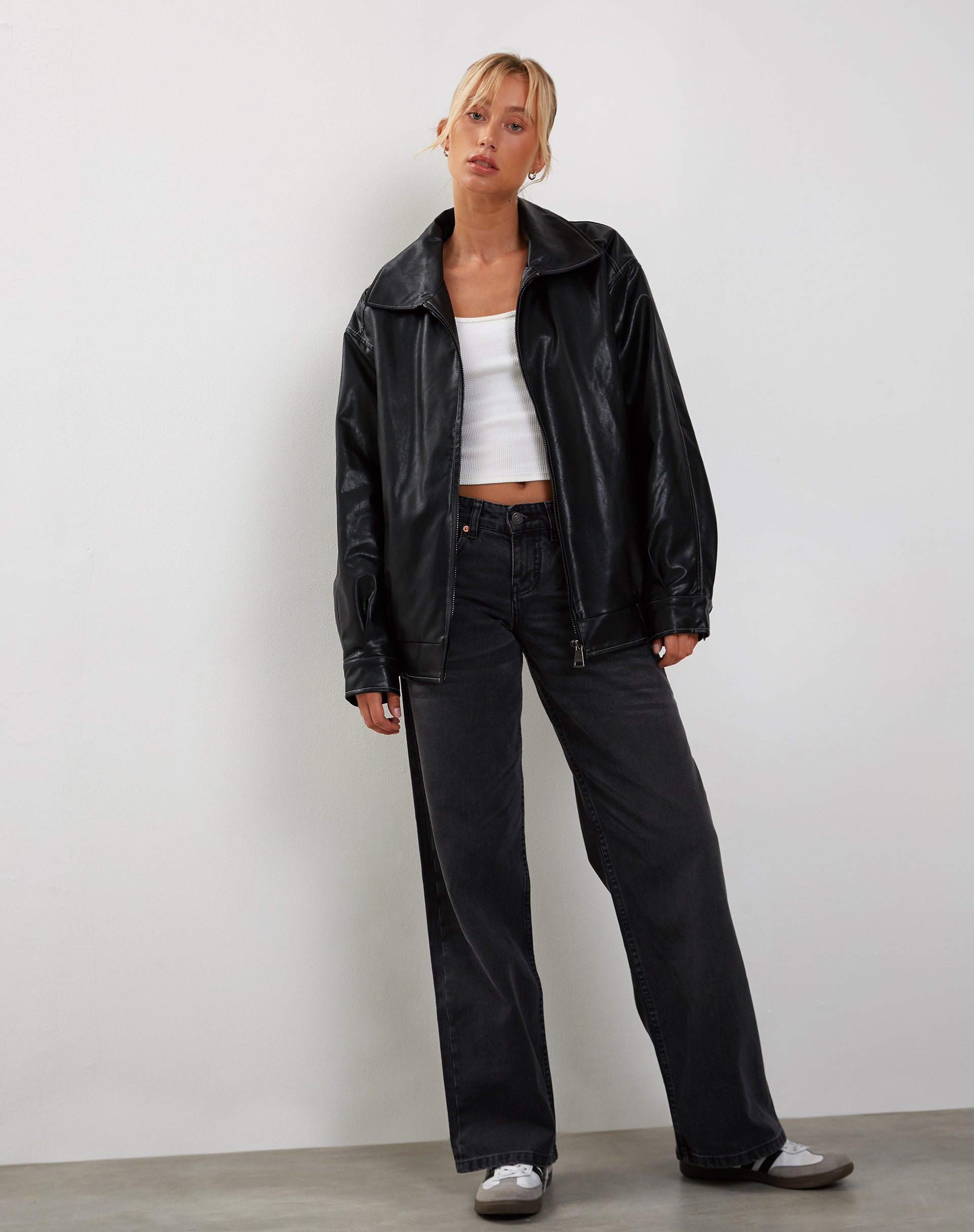 Image de la veste Cavita en noir avec surpiqûres grises