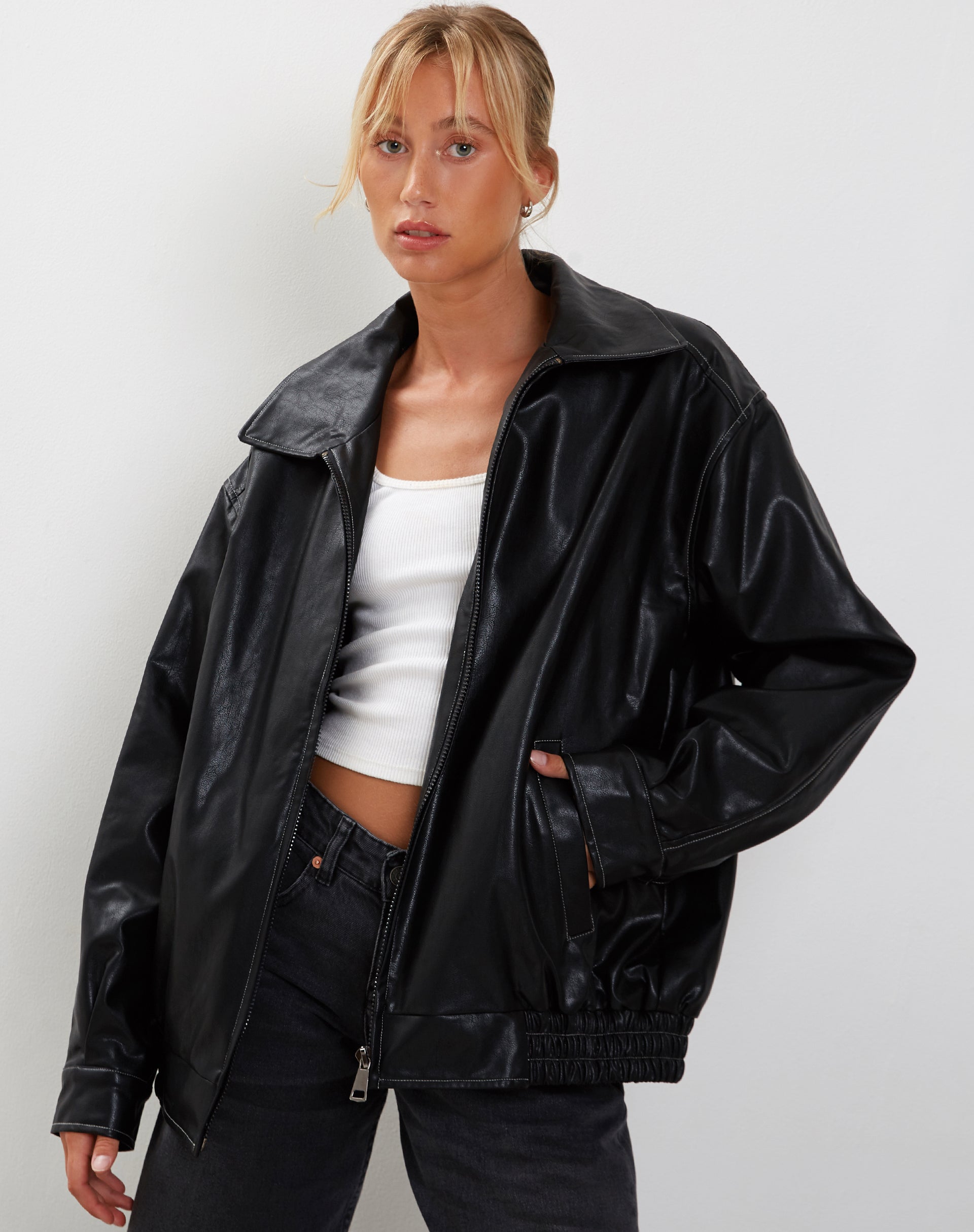 Image de la veste Cavita en noir avec surpiqûres grises