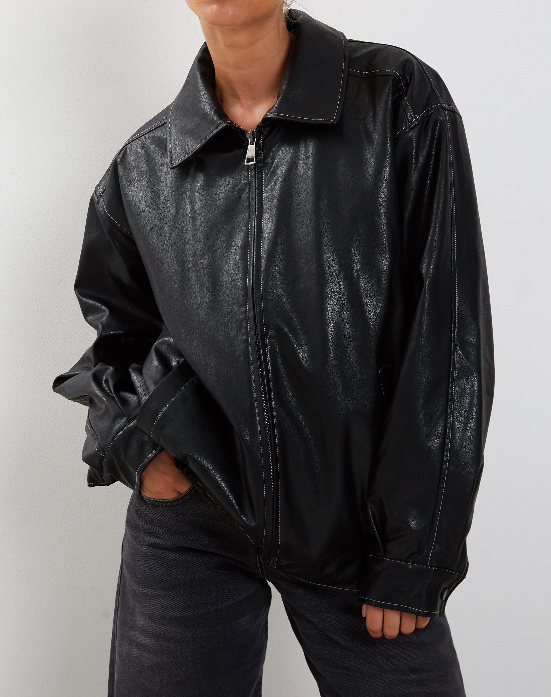 Image de la veste Cavita en noir avec surpiqûres grises