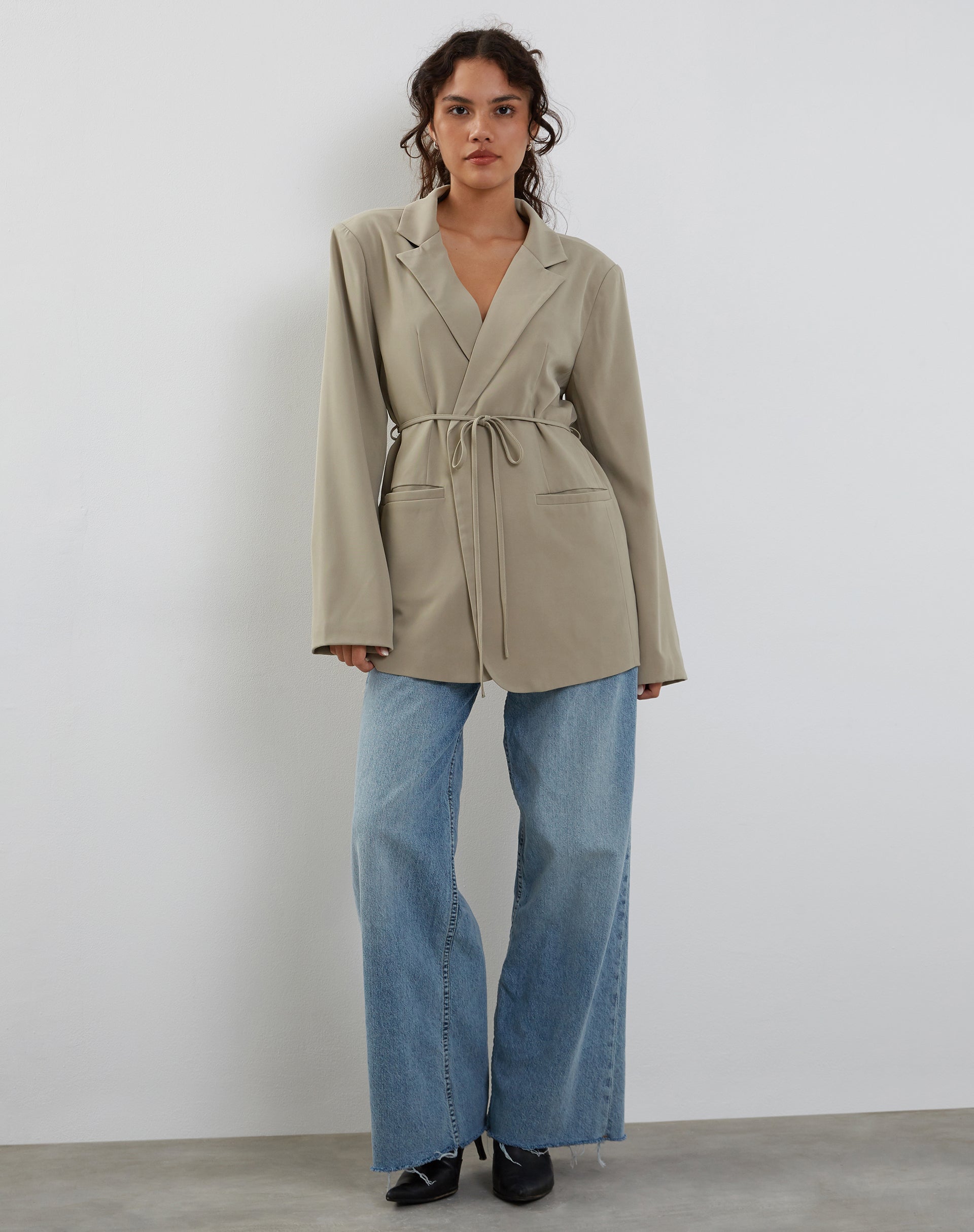 Image de Mayta Blazer à taille nouée en taupe tailleur
