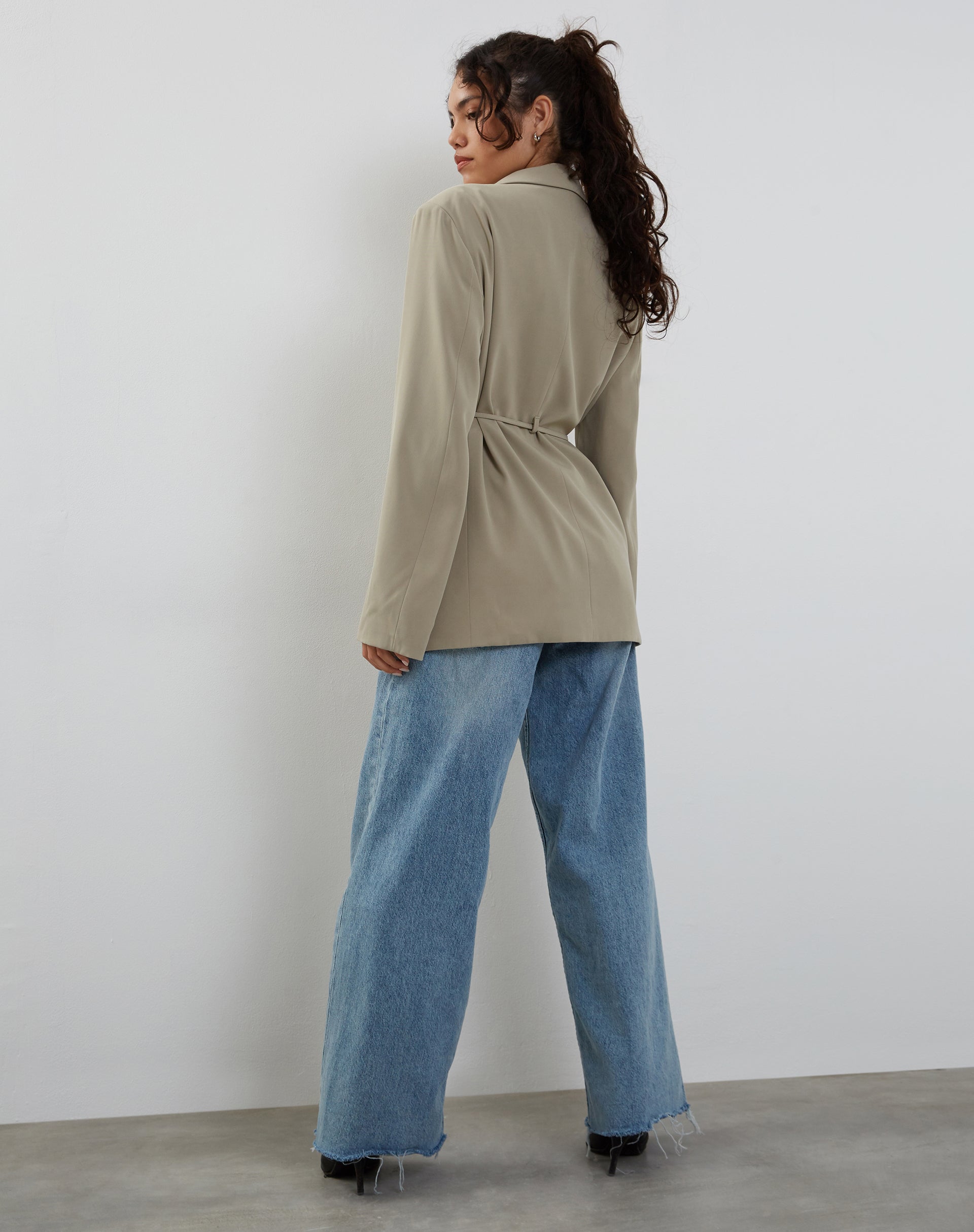 Image de Mayta Blazer à taille nouée en taupe tailleur