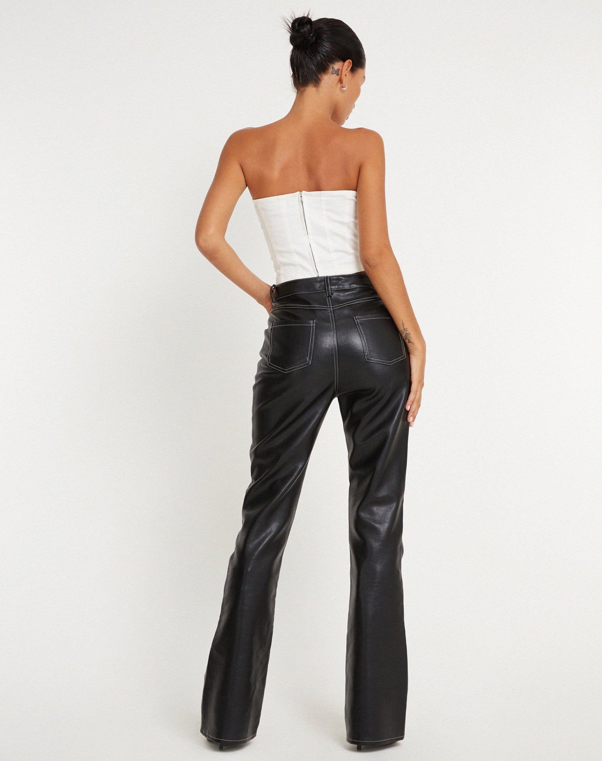 Image de Zorea Pantalon en PU noir avec coutures blanches