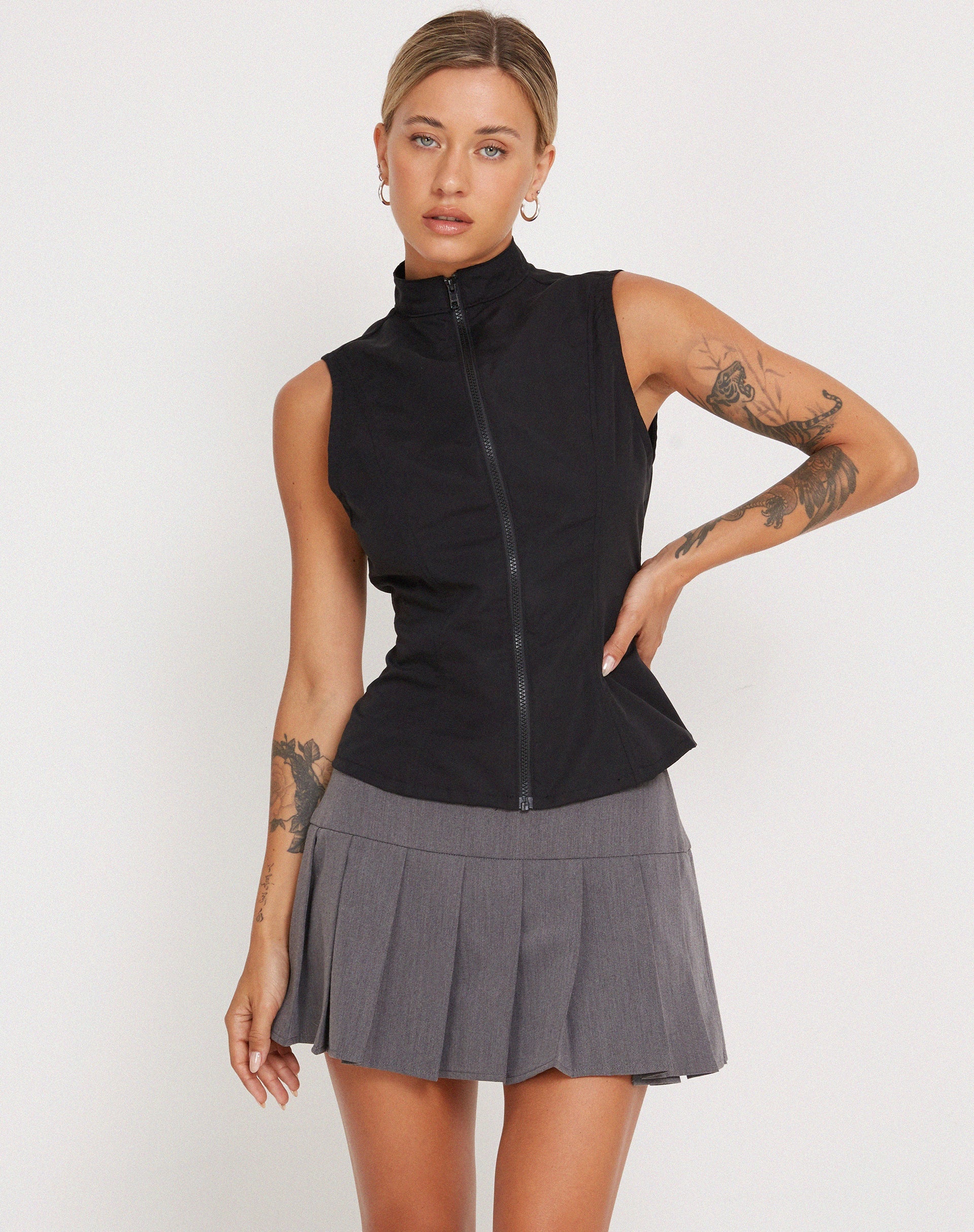 Image de Rilyn Zip Up Vest Top in Black