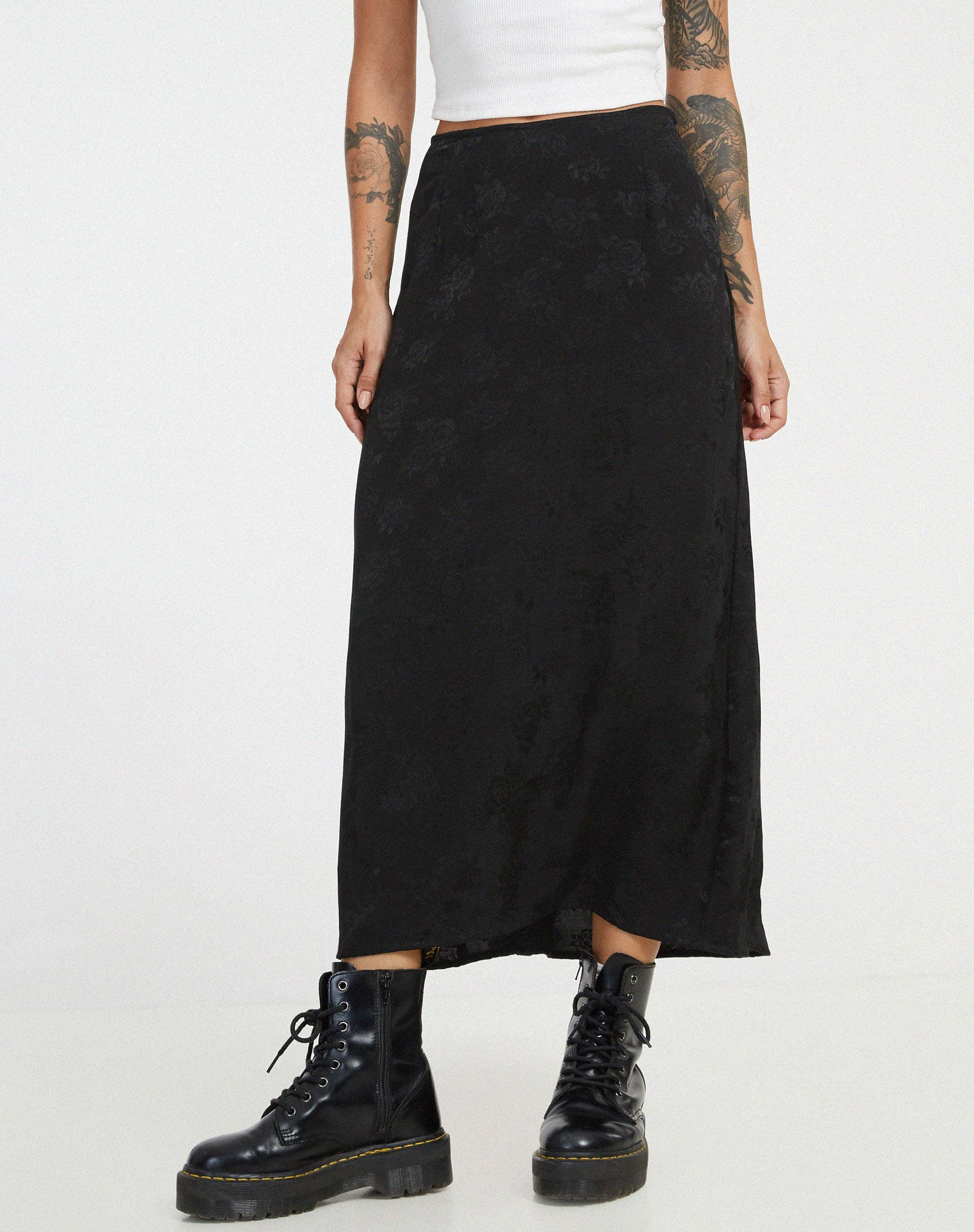 image de Rindu Midi Skirt in Satin Rose Black