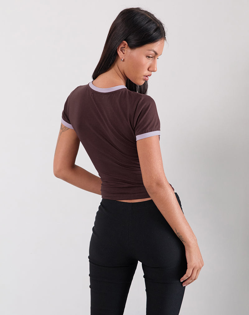 Image de Rinea Tee Top en chocolat amer avec reliure violette et slogan Running Late