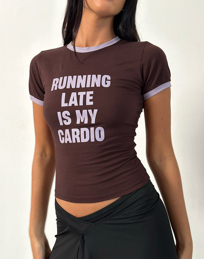 Image de Rinea Tee Top en chocolat amer avec reliure violette et slogan Running Late