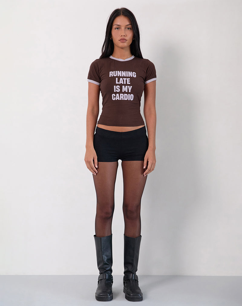 Rinea Tee Top en chocolat amer avec reliure violette et slogan Running Late