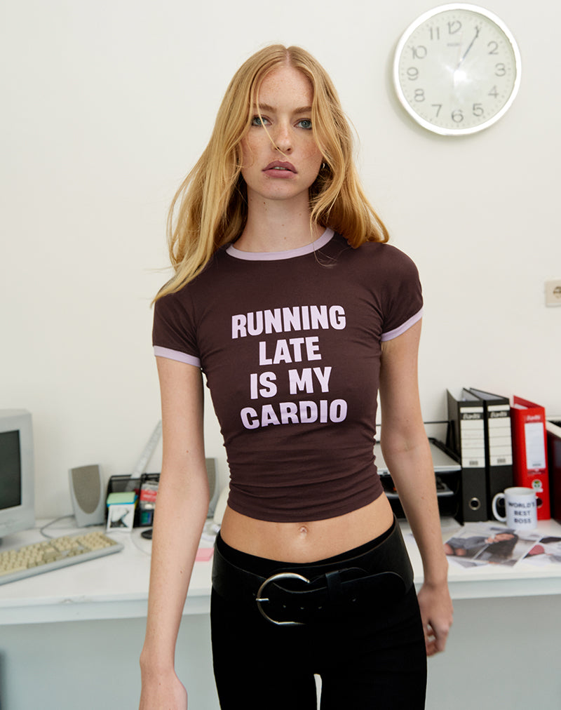 Rinea Tee Top en chocolat amer avec reliure violette et slogan Running Late