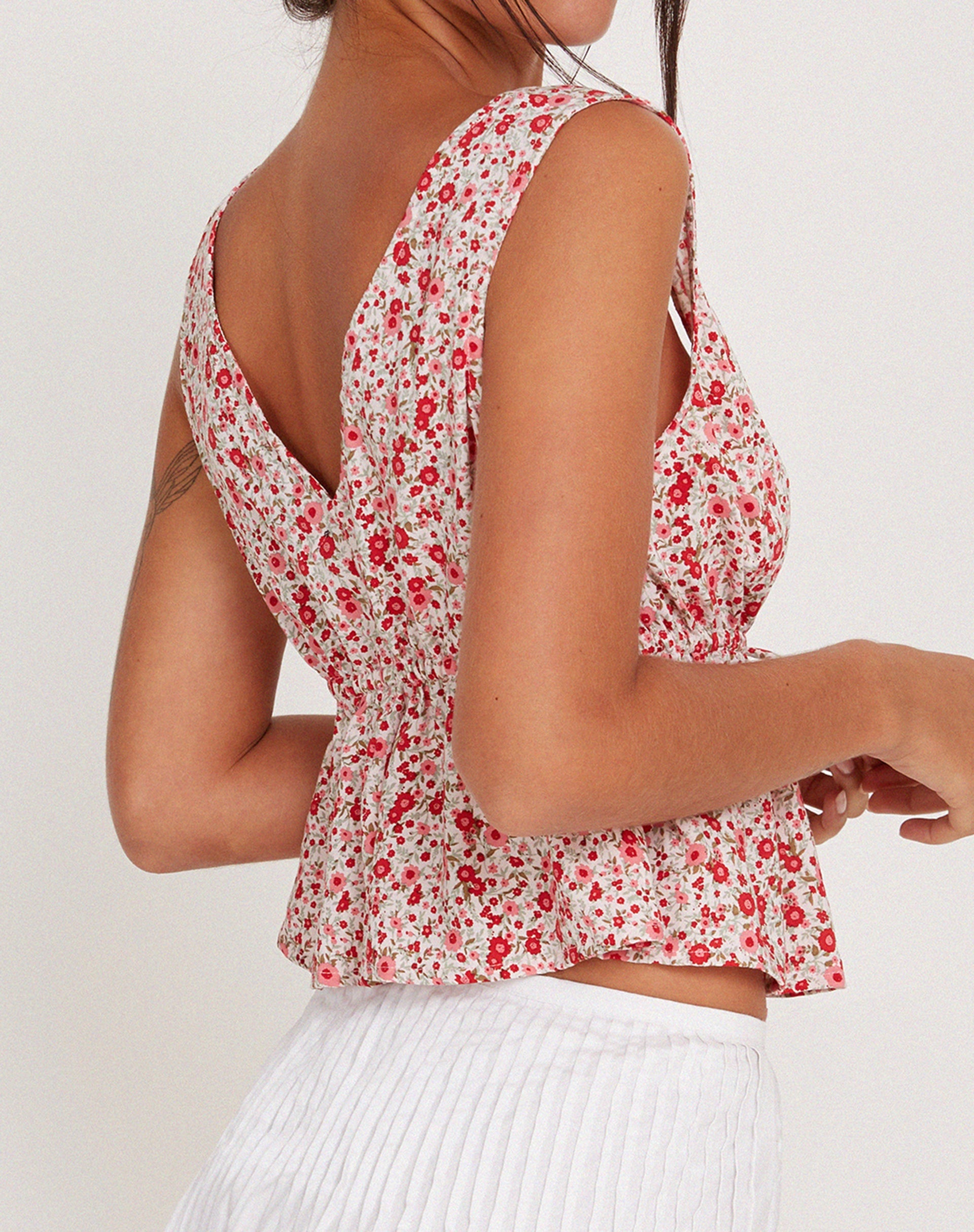 Image de Rolia Tie Front Top in Ditsy Floral Blush Red