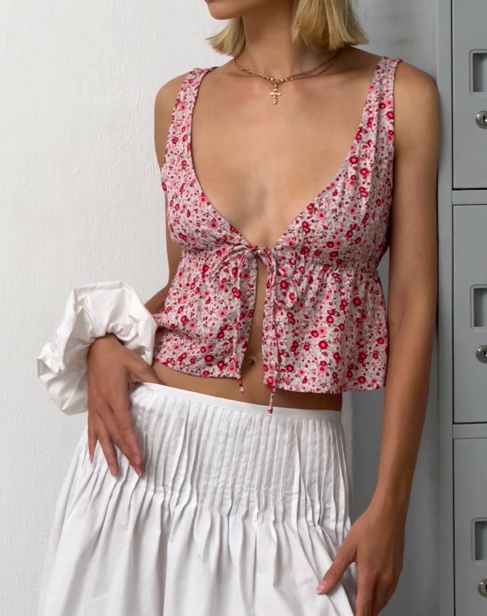 Image de Rolia Tie Front Top in Ditsy Floral Blush Red