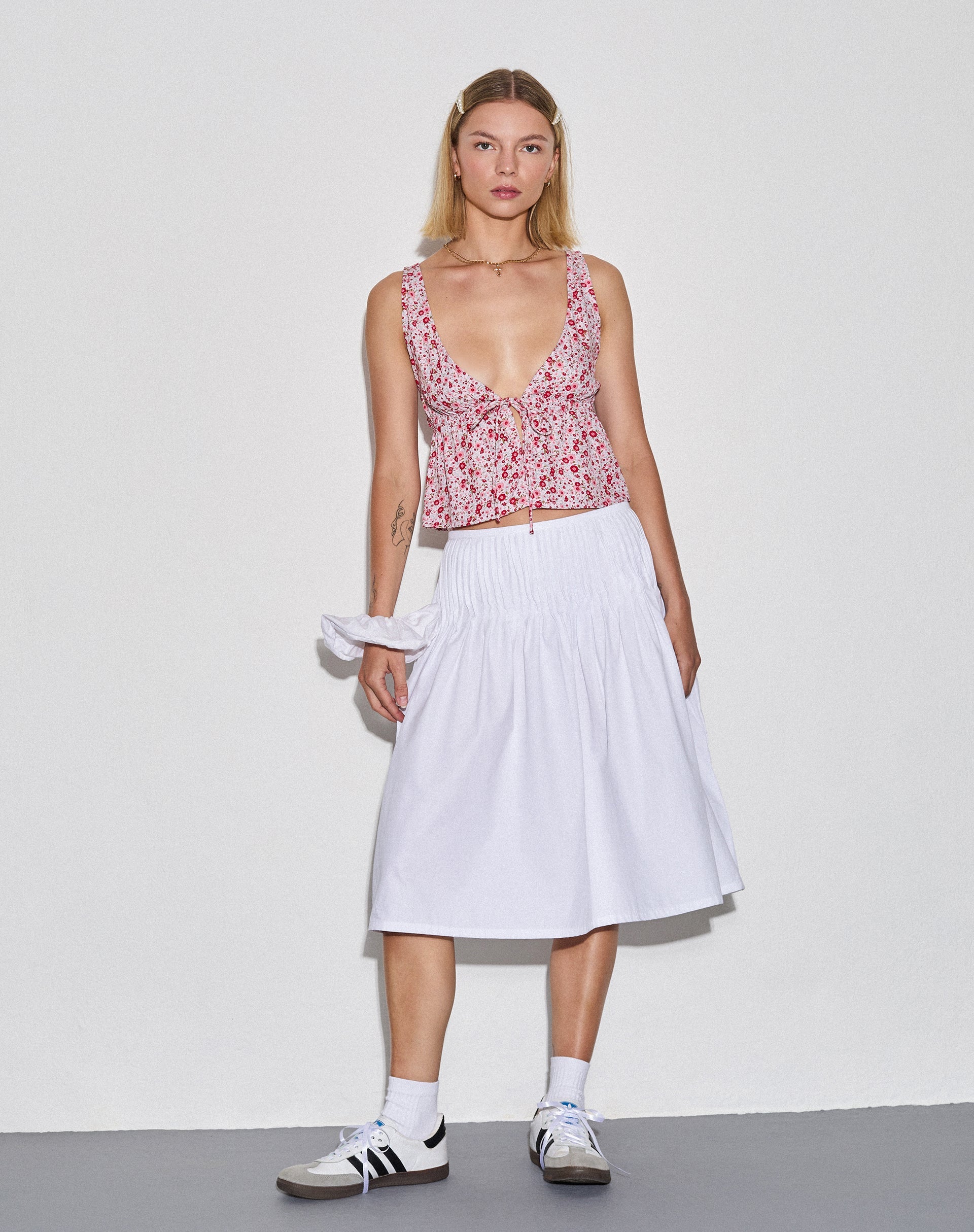 Image de Rolia Tie Front Top in Ditsy Floral Blush Red