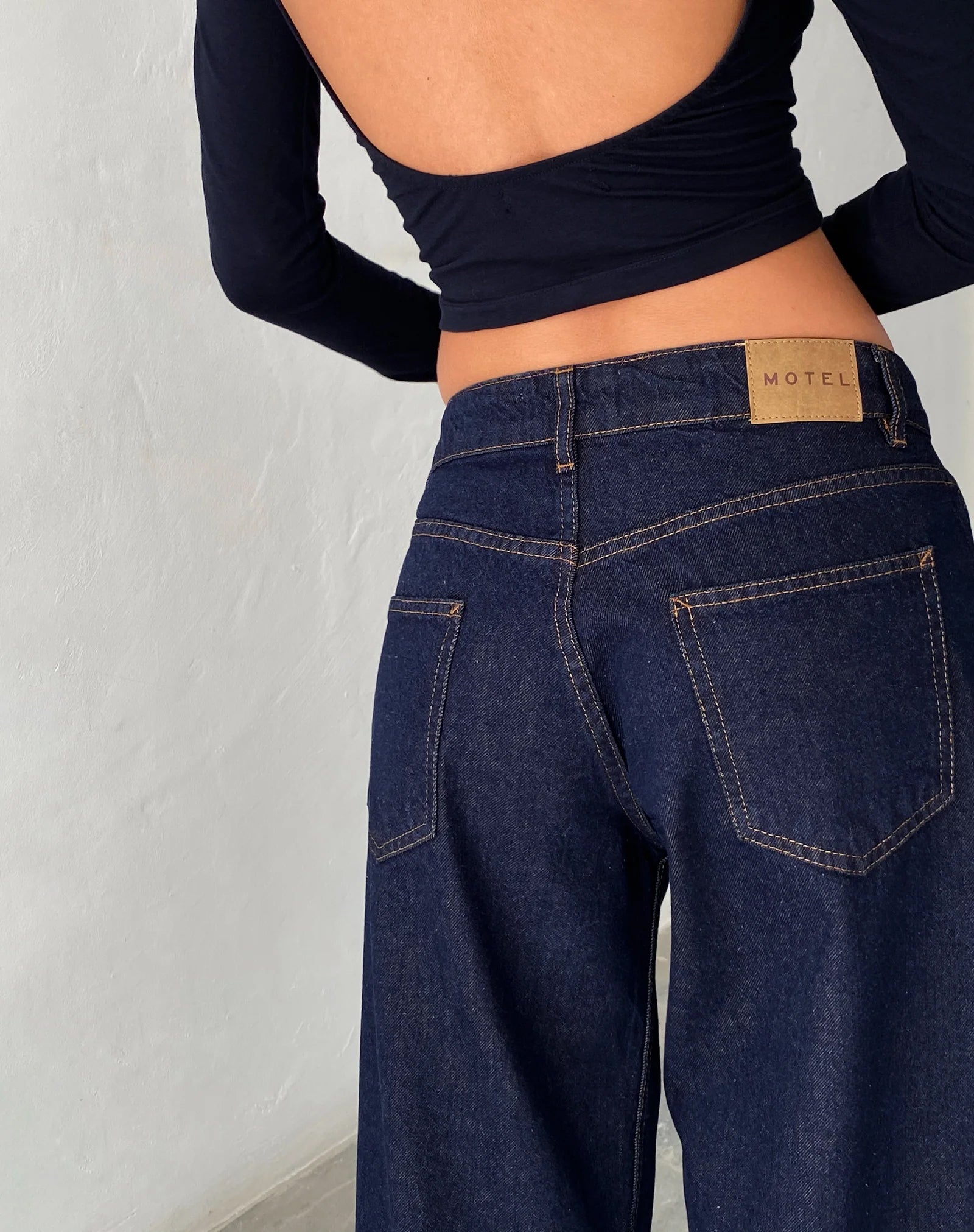 Image de Roomy Extra Wide Low Rise Jeans in Indigo
