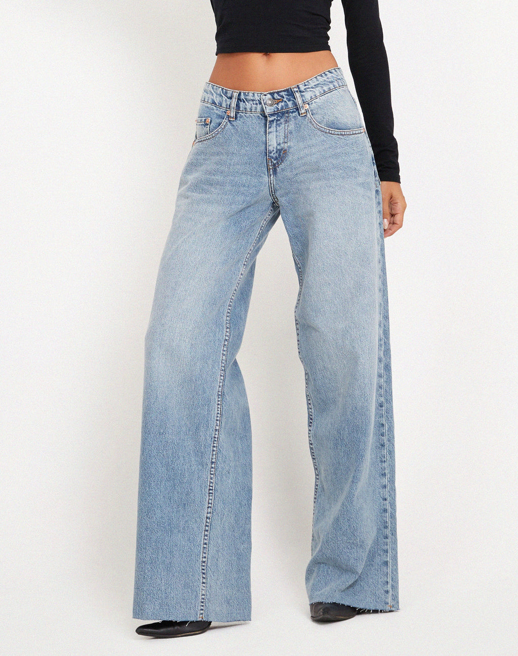 Jean taille basse Roomy à ourlet brut extra large, délavé en bleu vintage