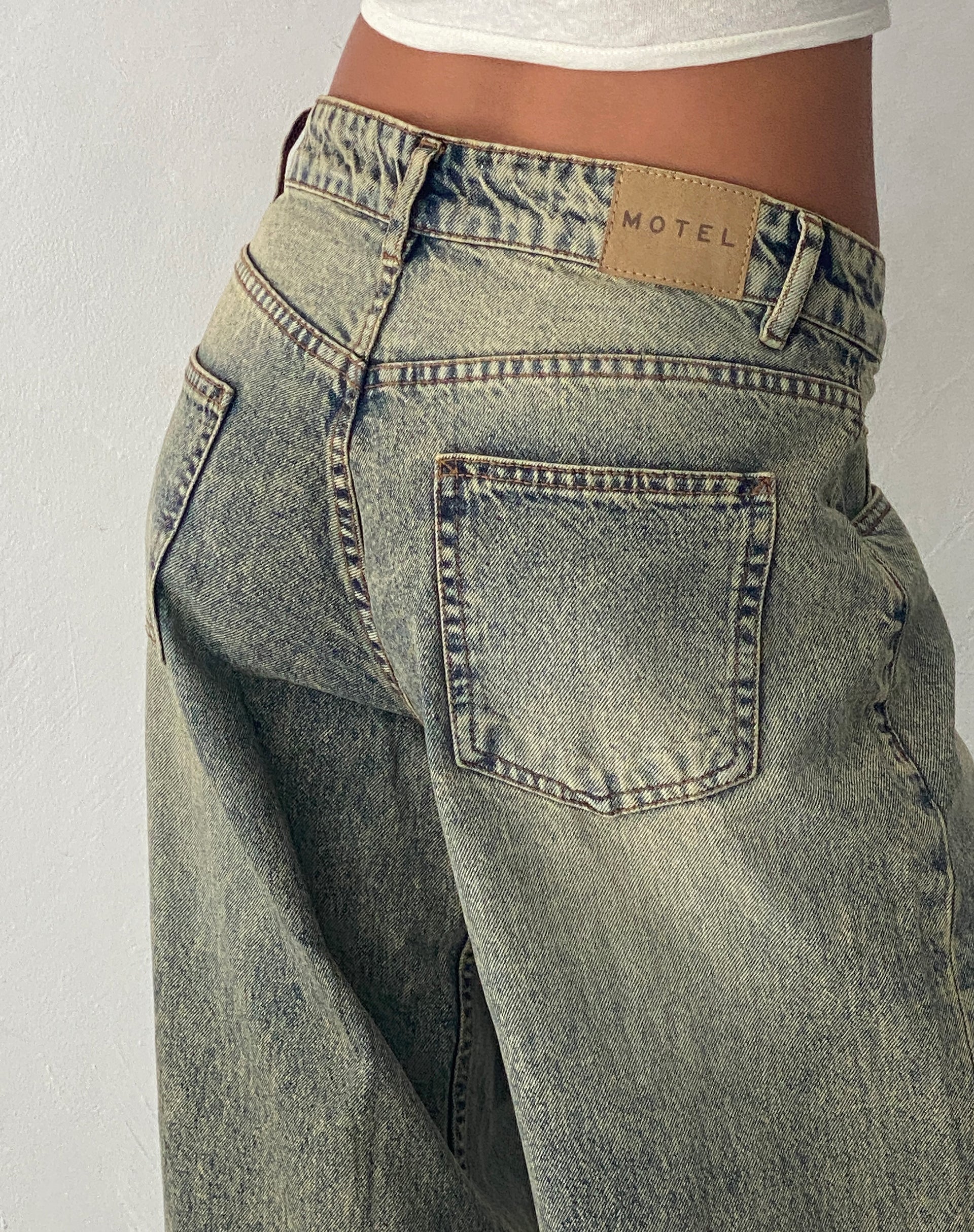 Image de Roomy Extra Wide Low Rise Jeans in Sand Wash Blue