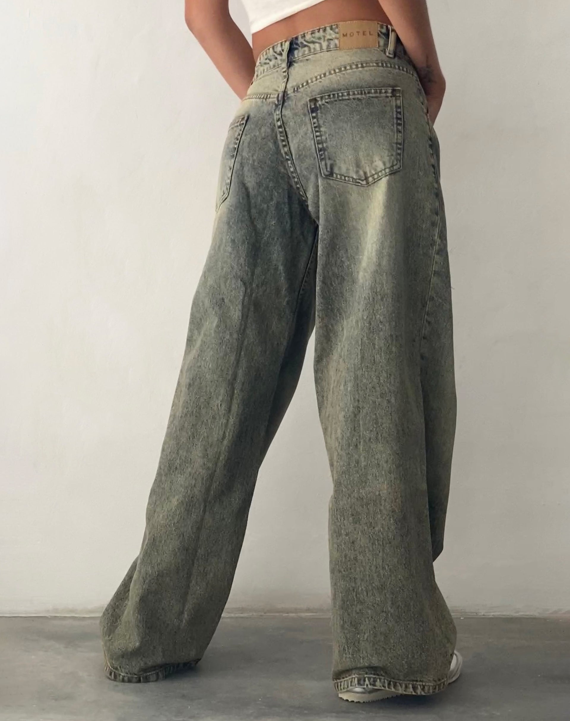 Image de Roomy Extra Wide Low Rise Jeans in Sand Wash Blue
