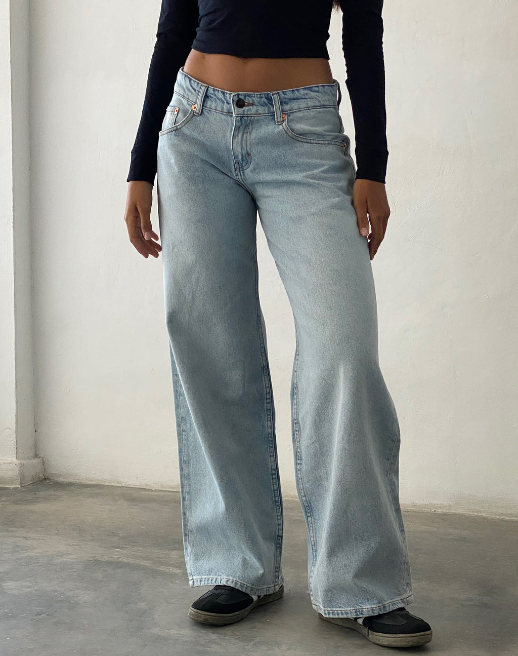 Jean à taille basse extra-large Roomy en délavage bleu clair extrême