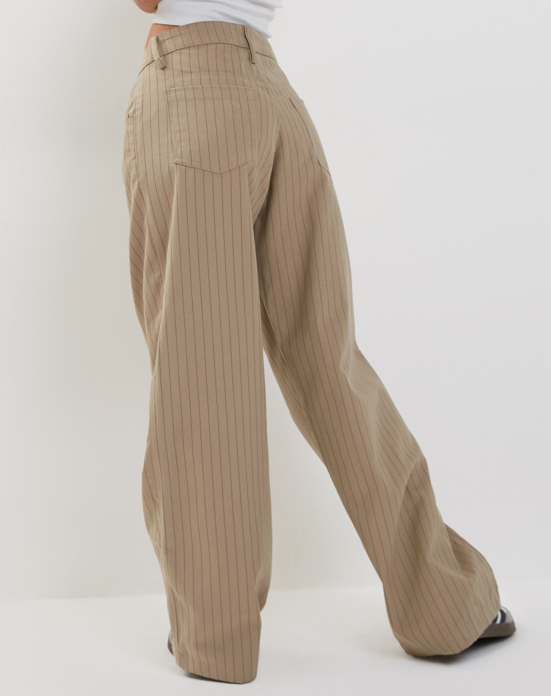 Image de Pantalon extra large à taille basse Roomy en Pinstripe Stone