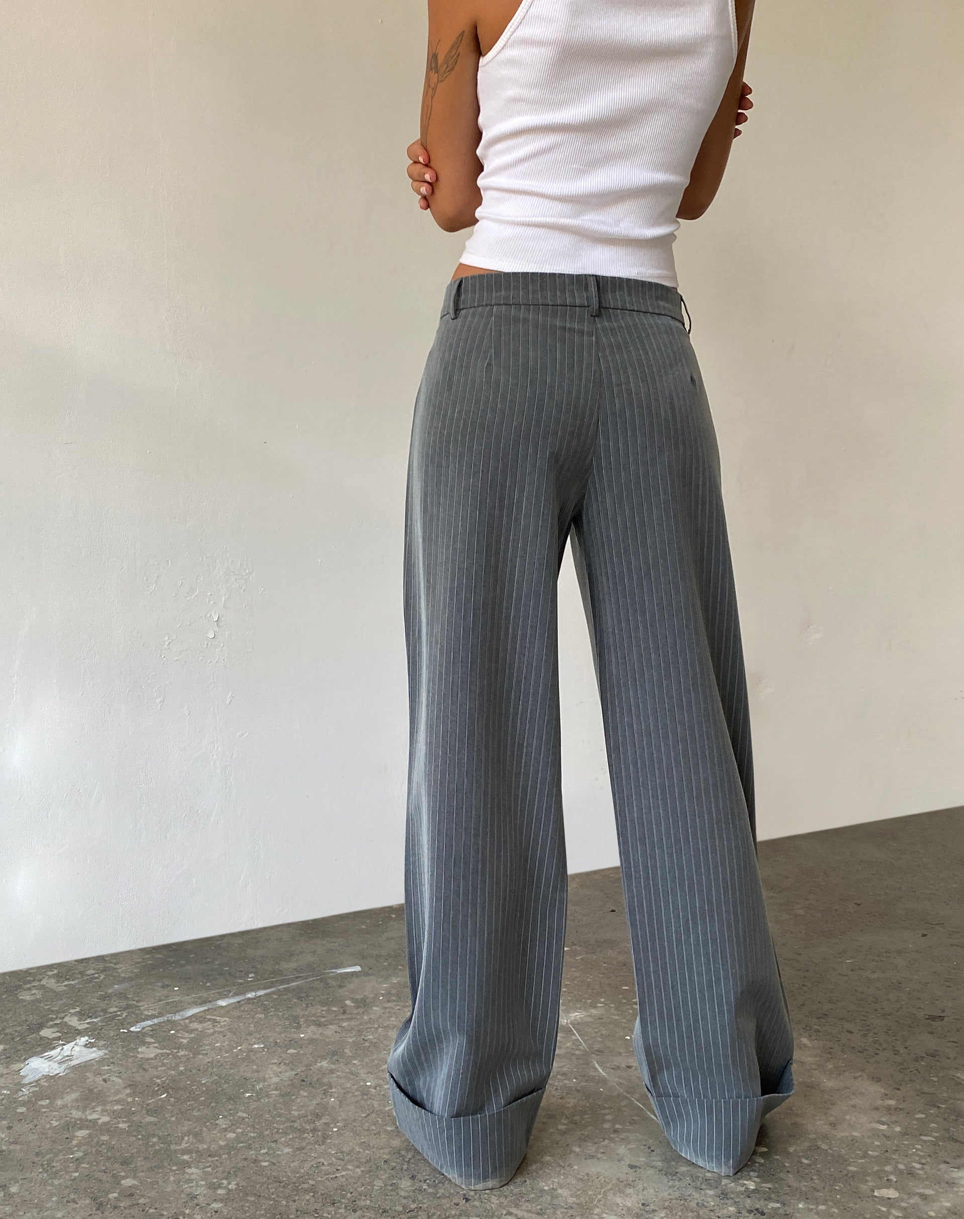 Image de Abba Low Rise Trouser in Pinstripe Grey