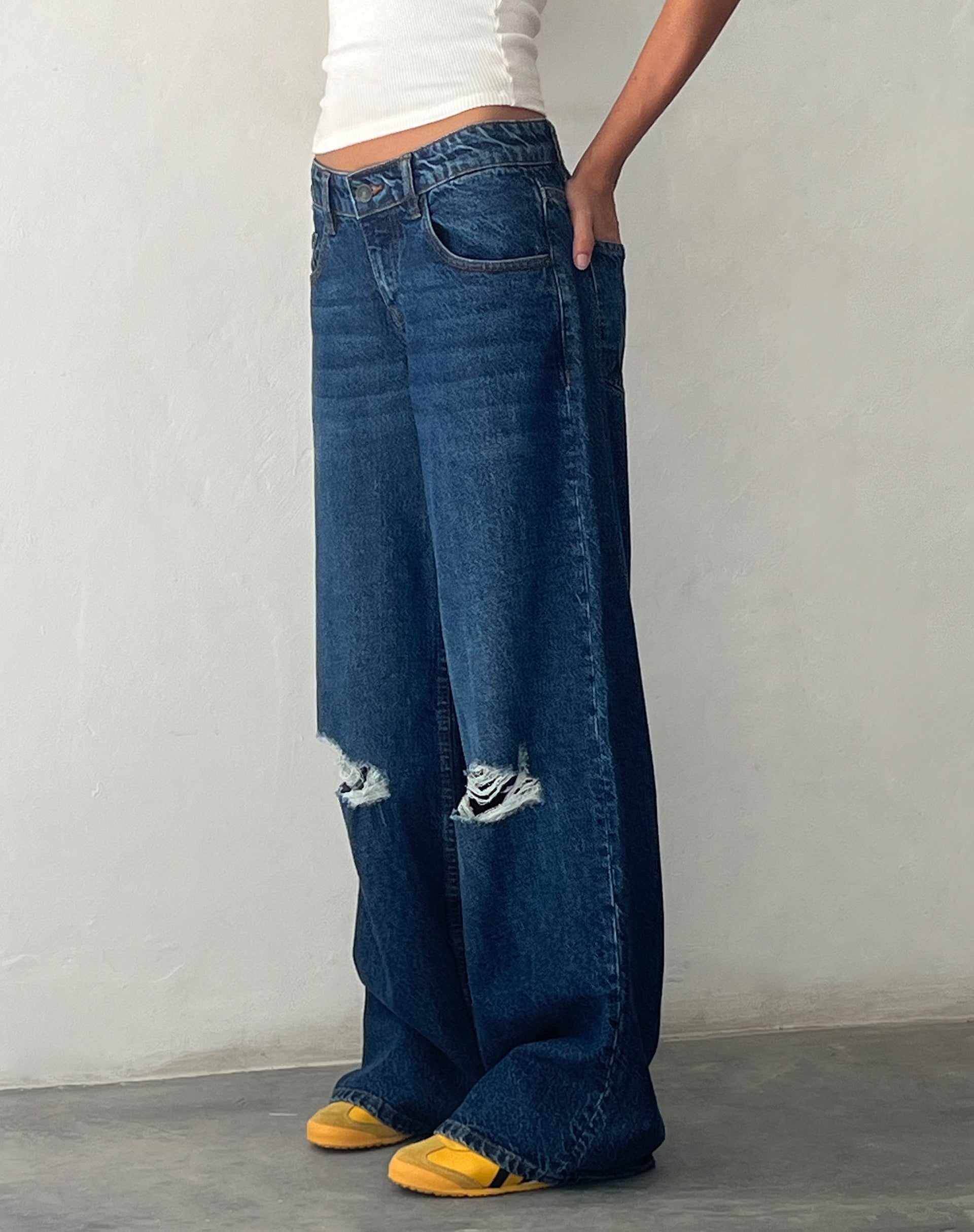 image de Ripped Roomy Extra Wide Low Rise Jean in Mid Blue Used